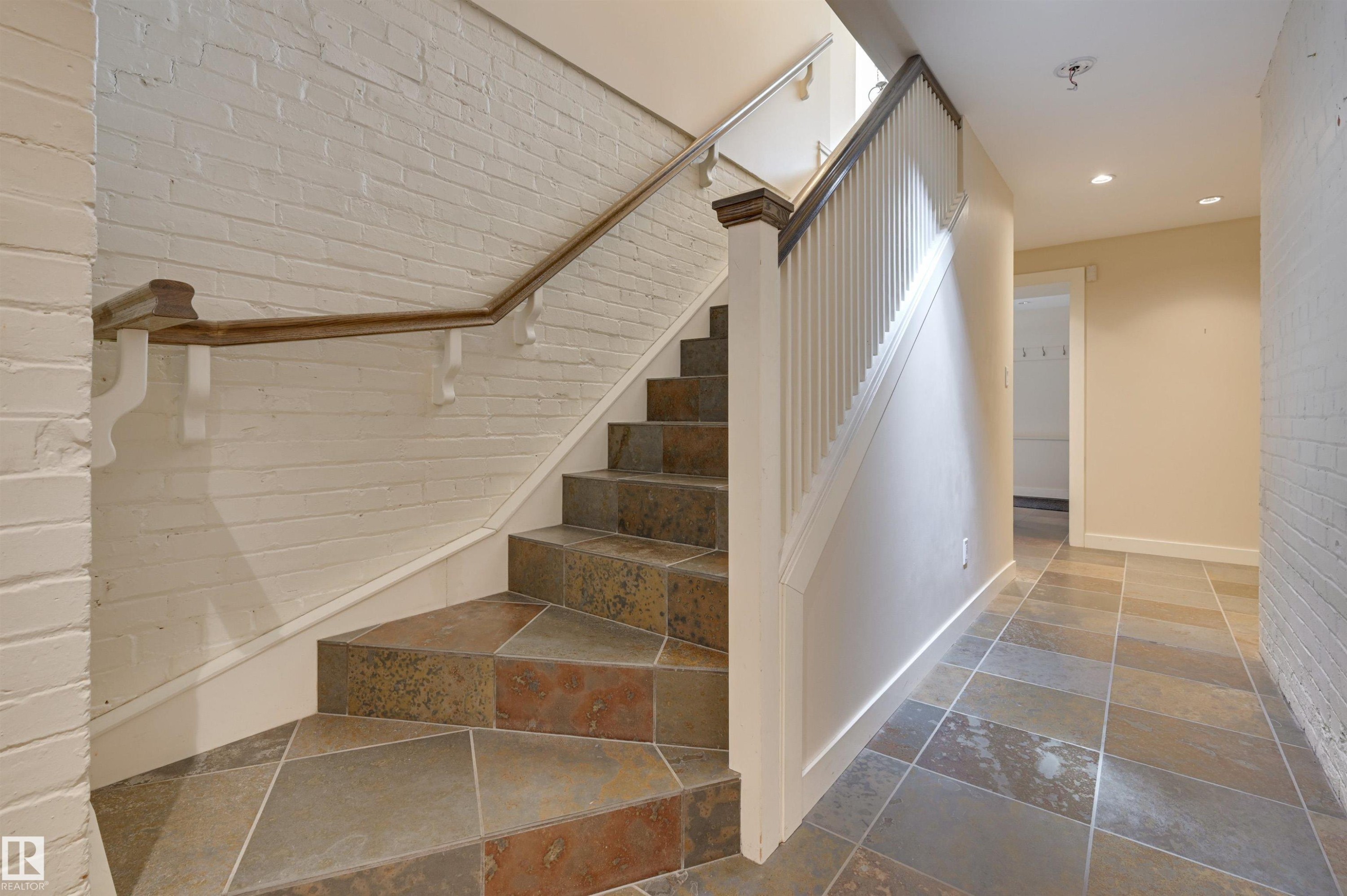 10317 Villa Avenue, Edmonton, AB - Indoor Photo Showing Other Room