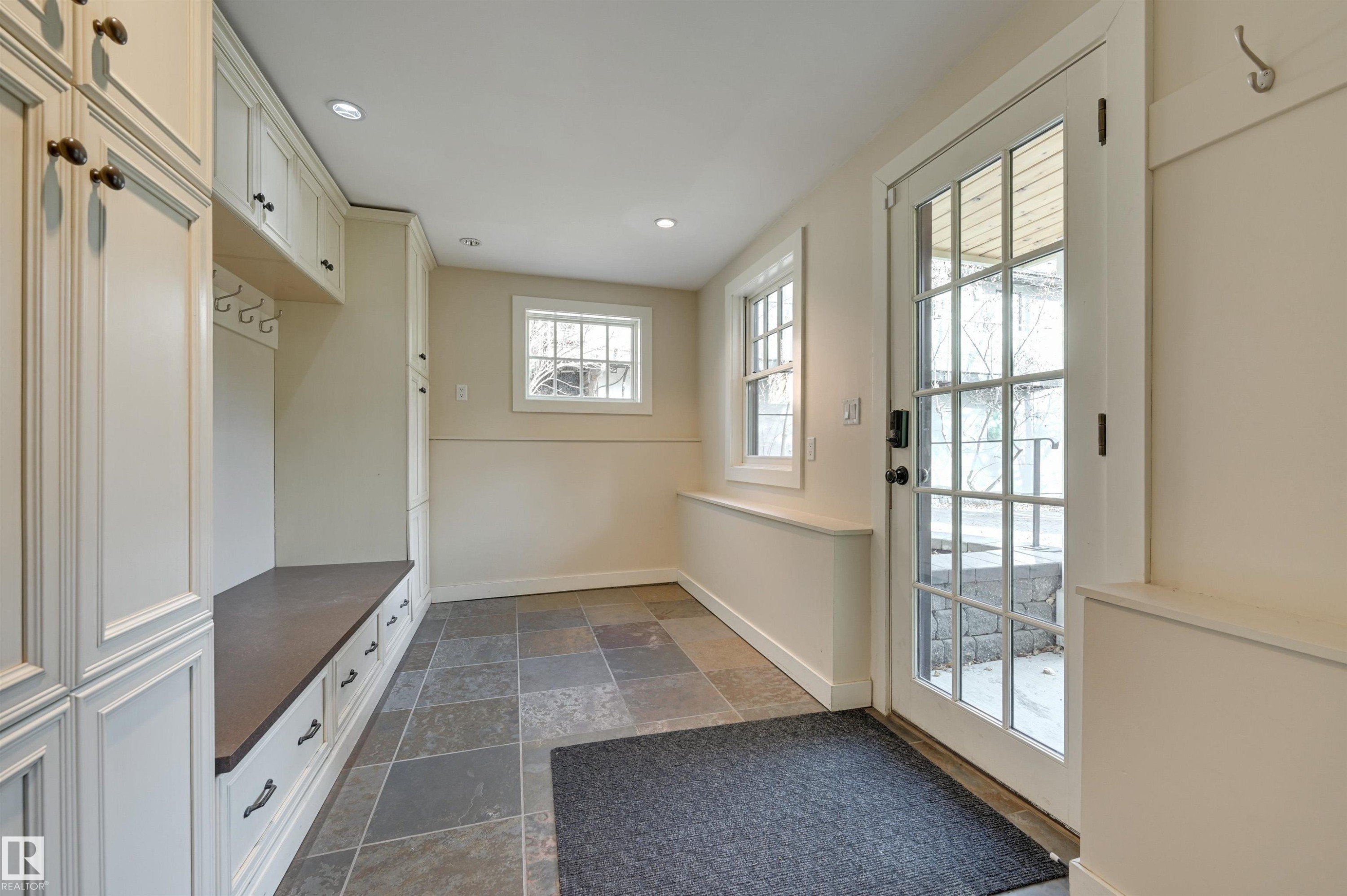 10317 Villa Avenue, Edmonton, AB - Indoor Photo Showing Other Room