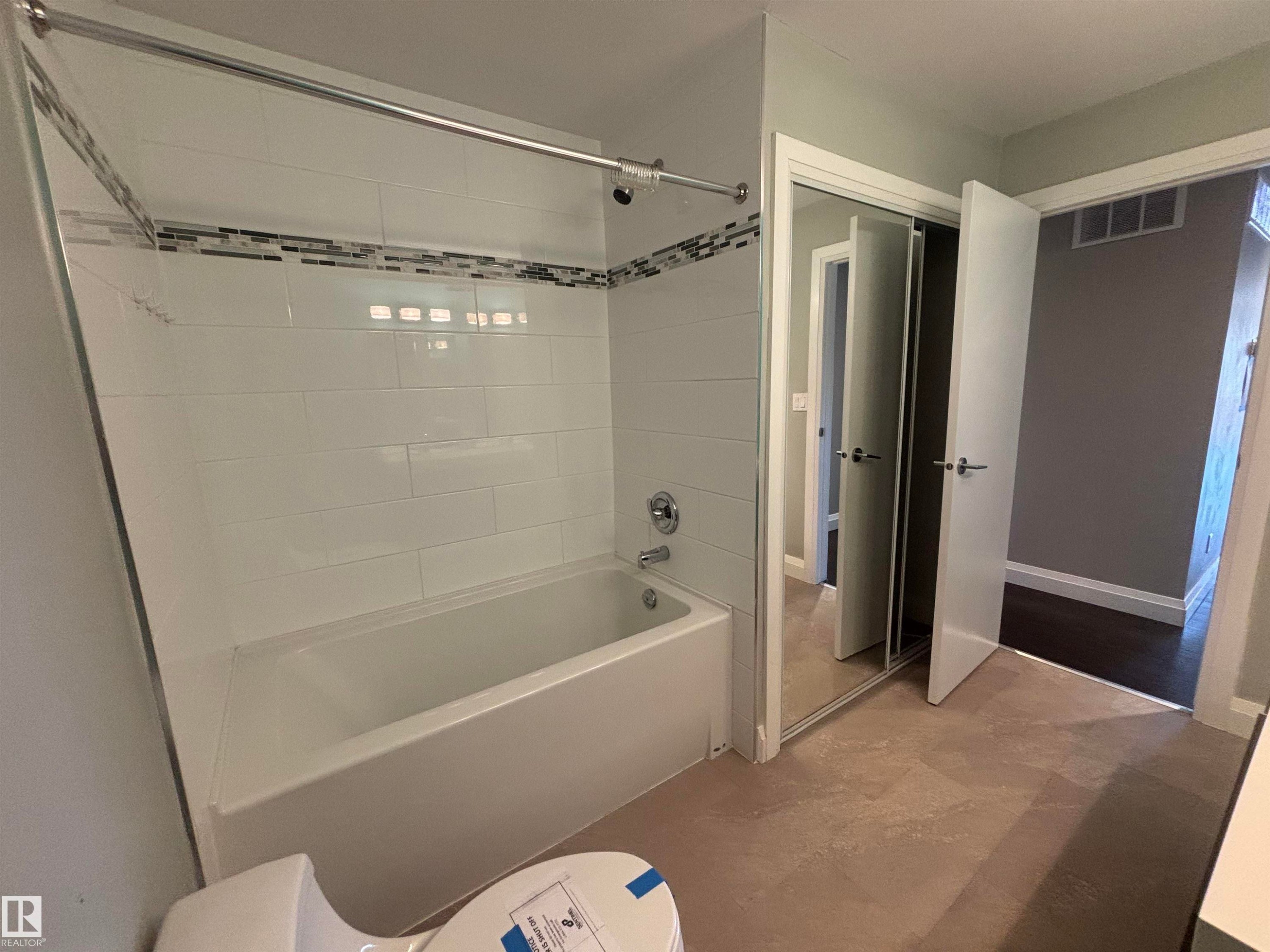 5979 40 Avenue, Edmonton, AB - Indoor Photo Showing Bathroom