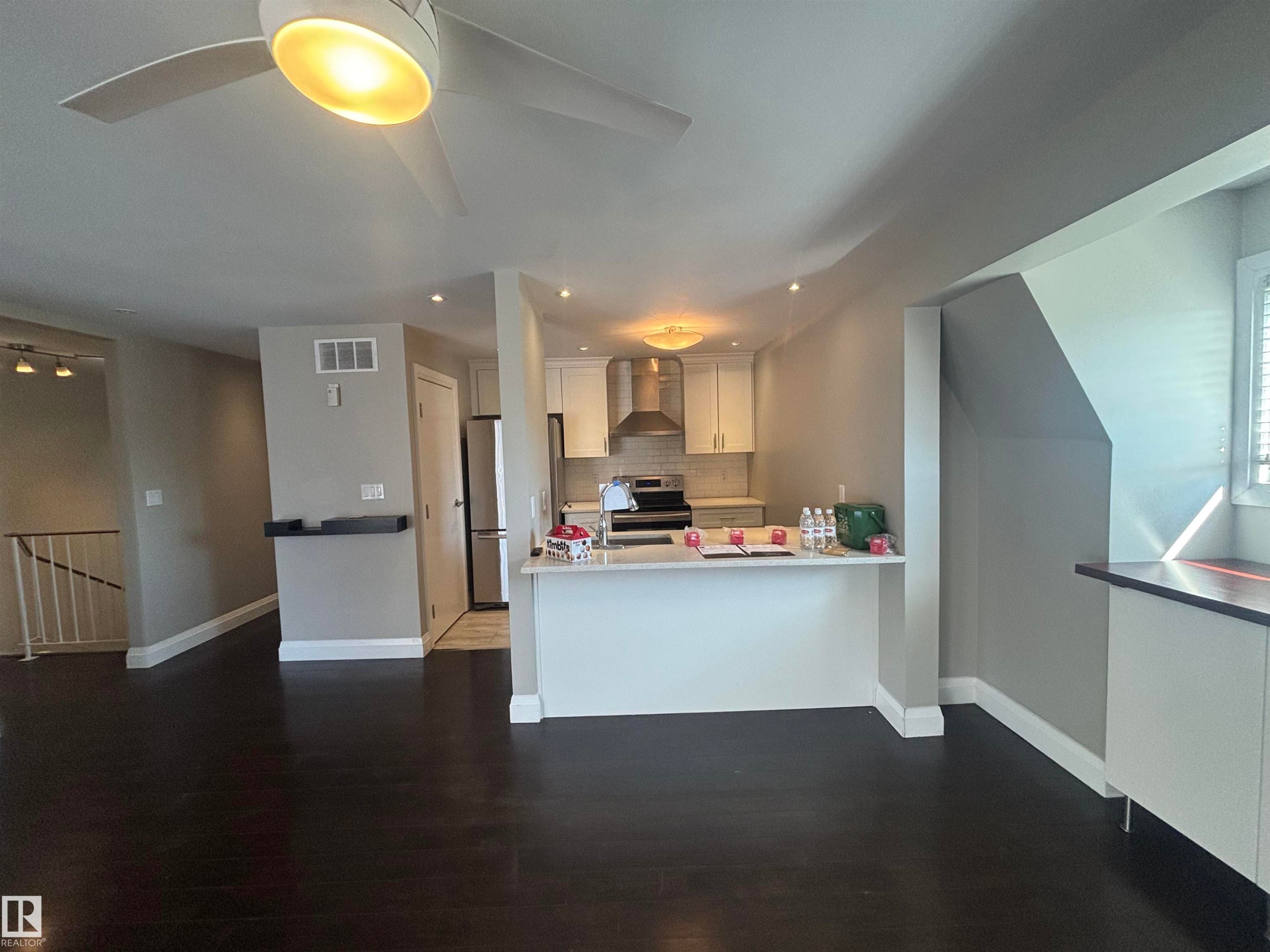 5979 40 Avenue, Edmonton, AB - Indoor Photo Showing Kitchen