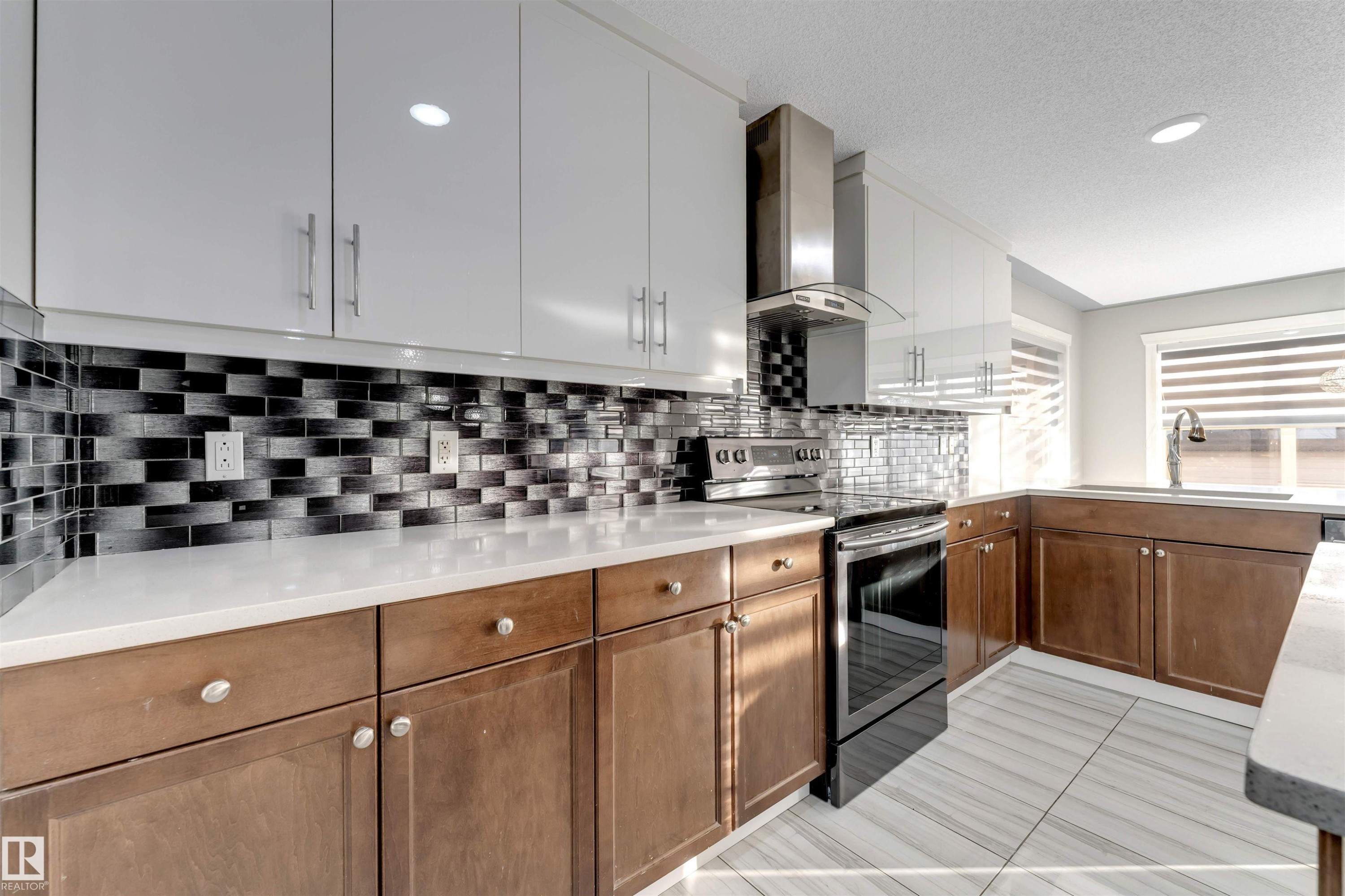3363 16B Avenue, Edmonton, AB - Indoor Photo Showing Kitchen With Upgraded Kitchen