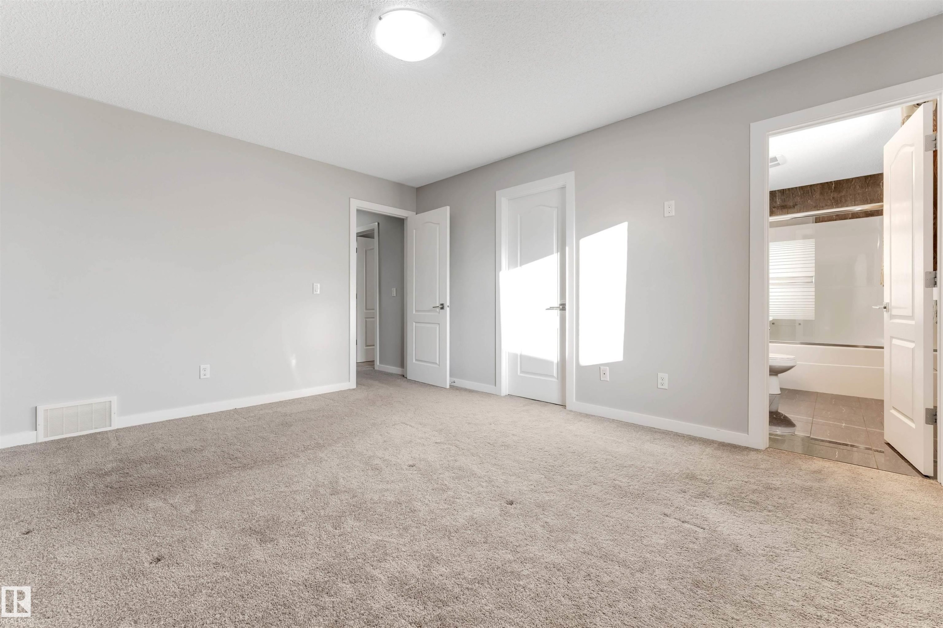 3363 16B Avenue, Edmonton, AB - Indoor Photo Showing Other Room