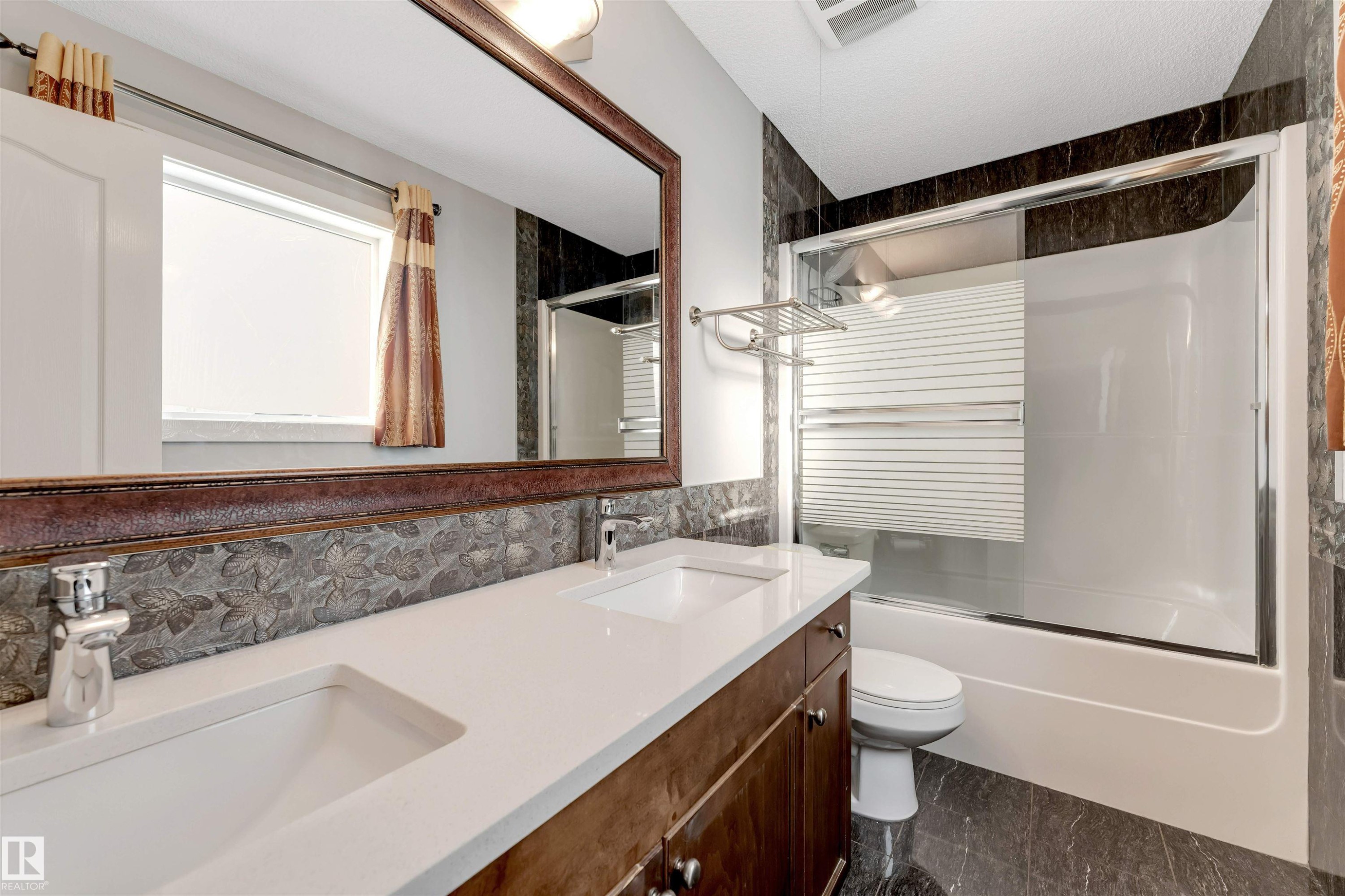 3363 16B Avenue, Edmonton, AB - Indoor Photo Showing Bathroom