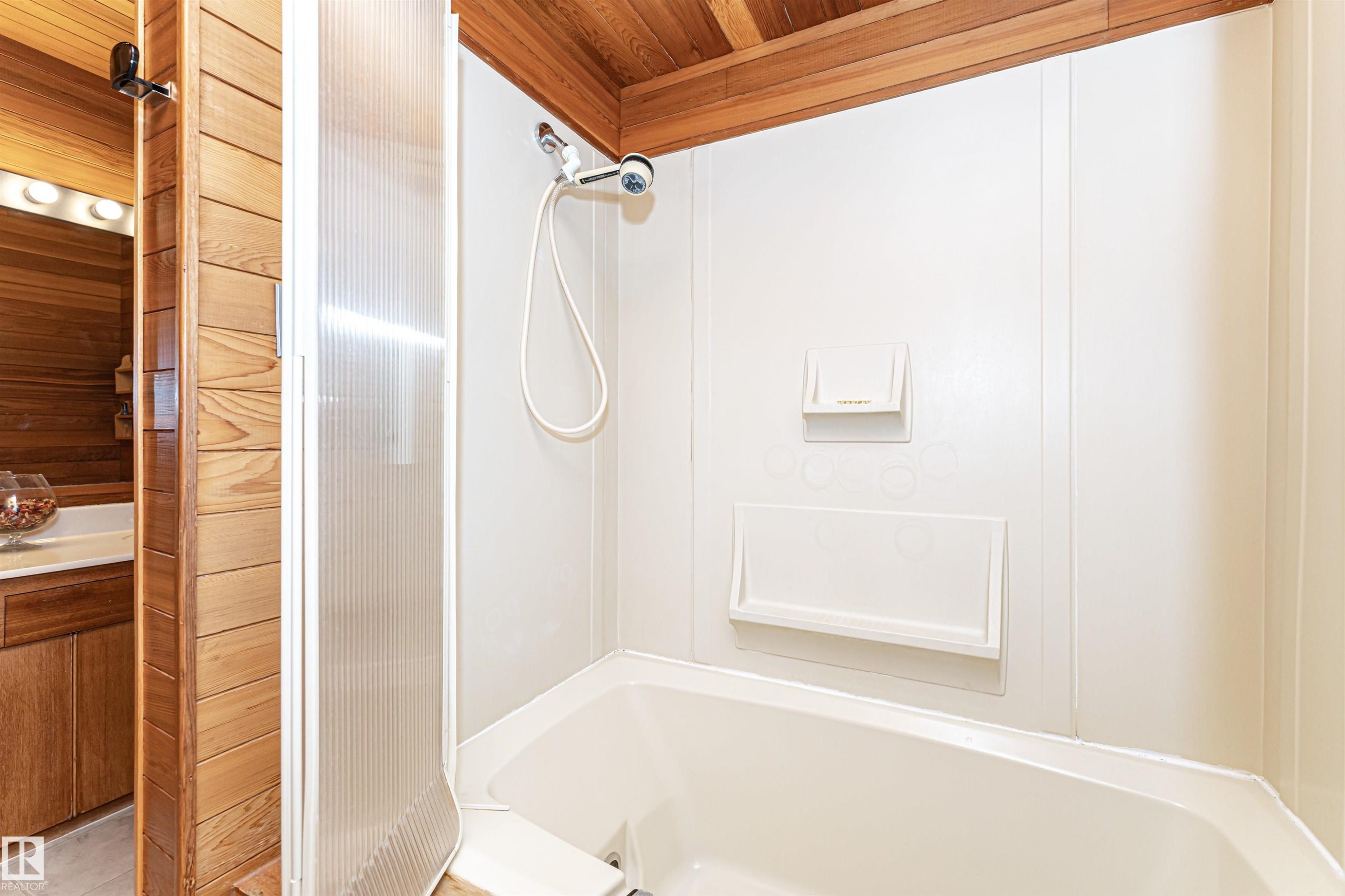 8204 163 Street, Edmonton, AB - Indoor Photo Showing Bathroom