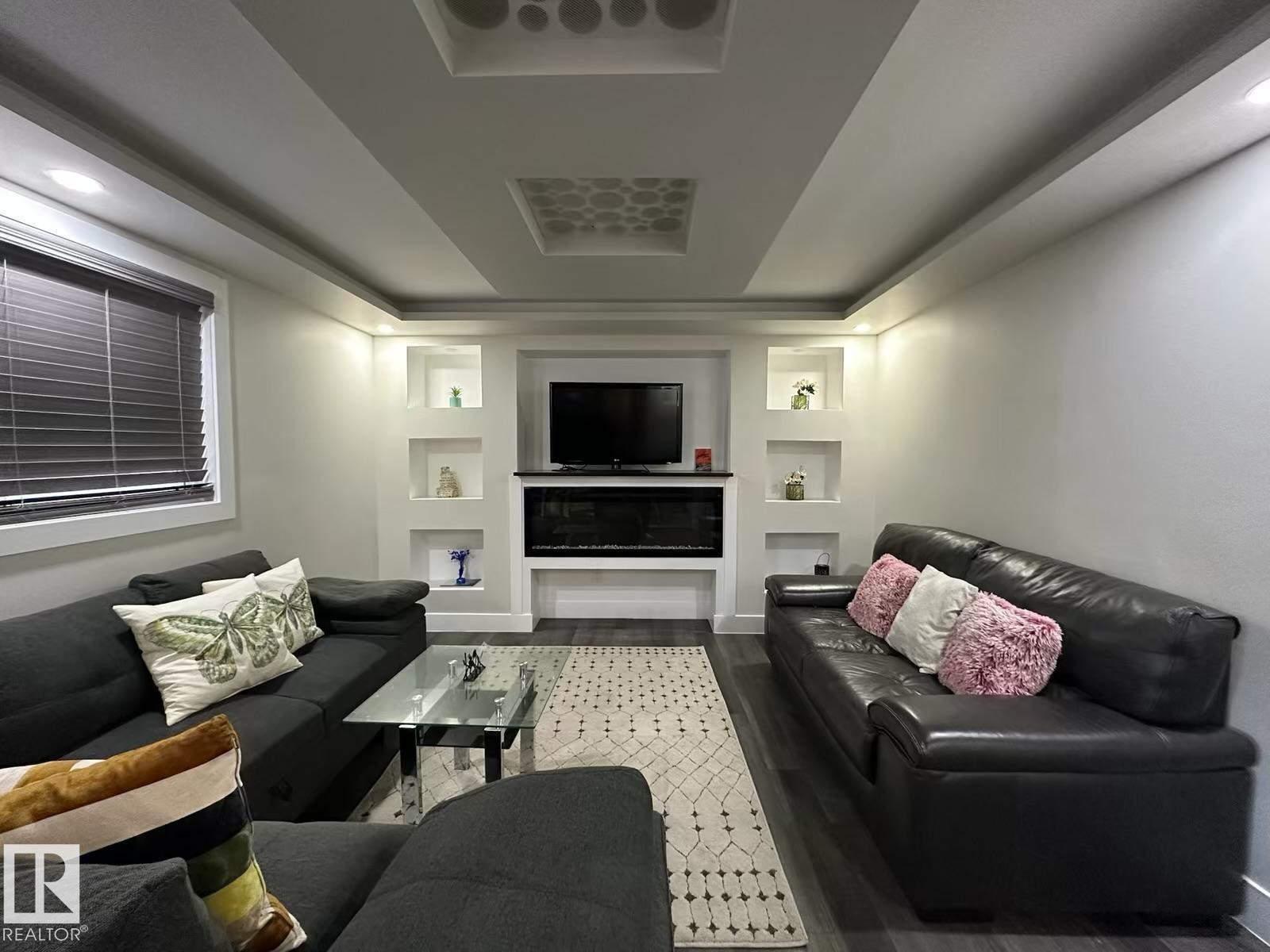 9130 83 Avenue, Edmonton, AB - Indoor Photo Showing Living Room