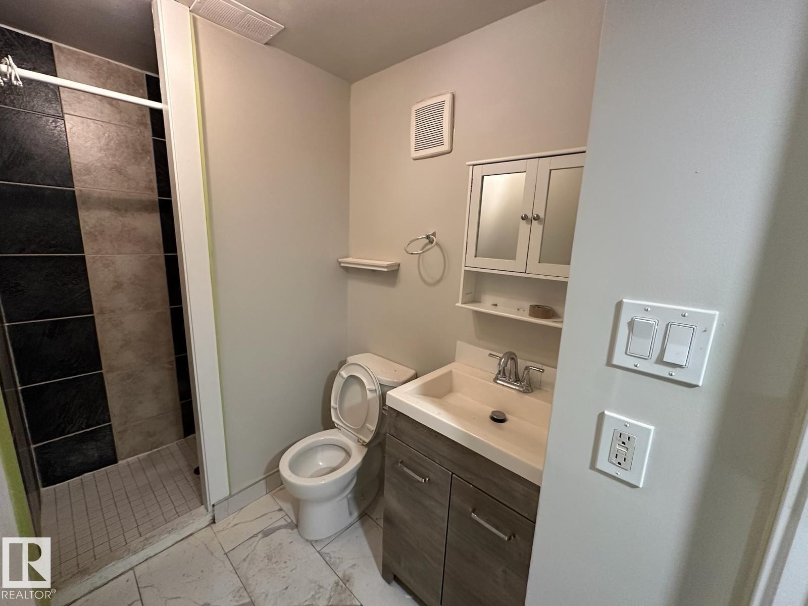 9130 83 Avenue, Edmonton, AB - Indoor Photo Showing Bathroom
