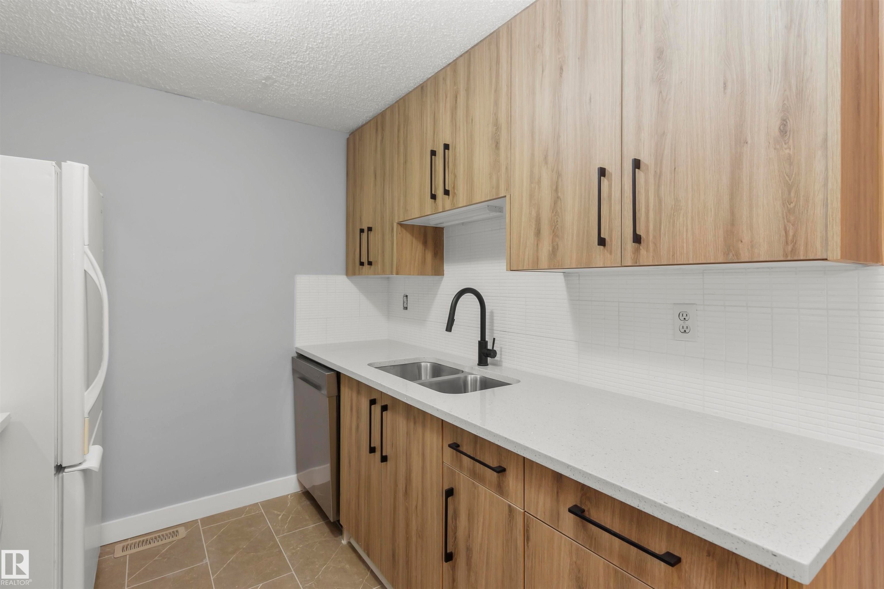 18 Willowdale Place, Edmonton, AB - Indoor Photo Showing Kitchen With Double Sink