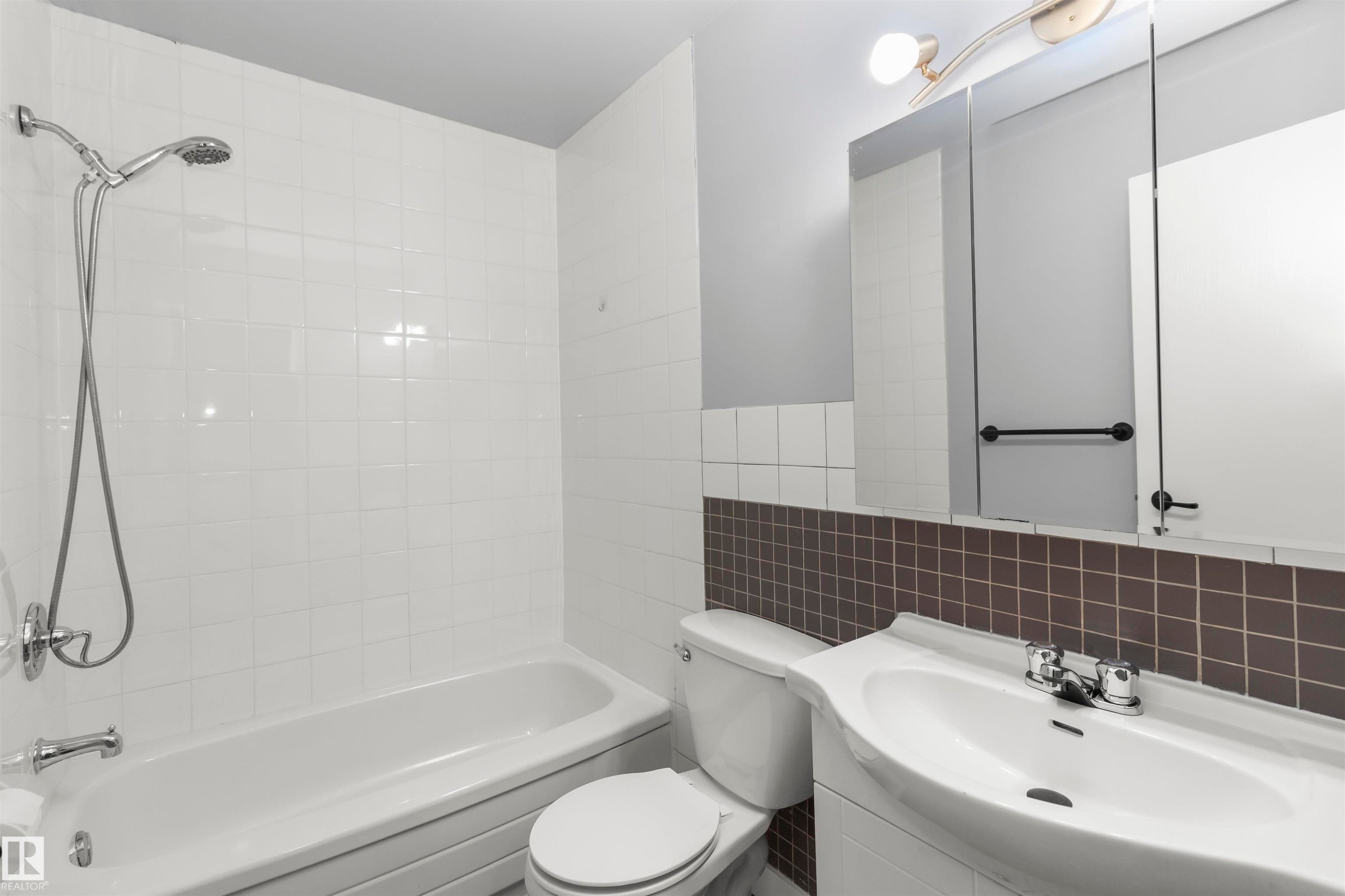 18 Willowdale Place, Edmonton, AB - Indoor Photo Showing Bathroom
