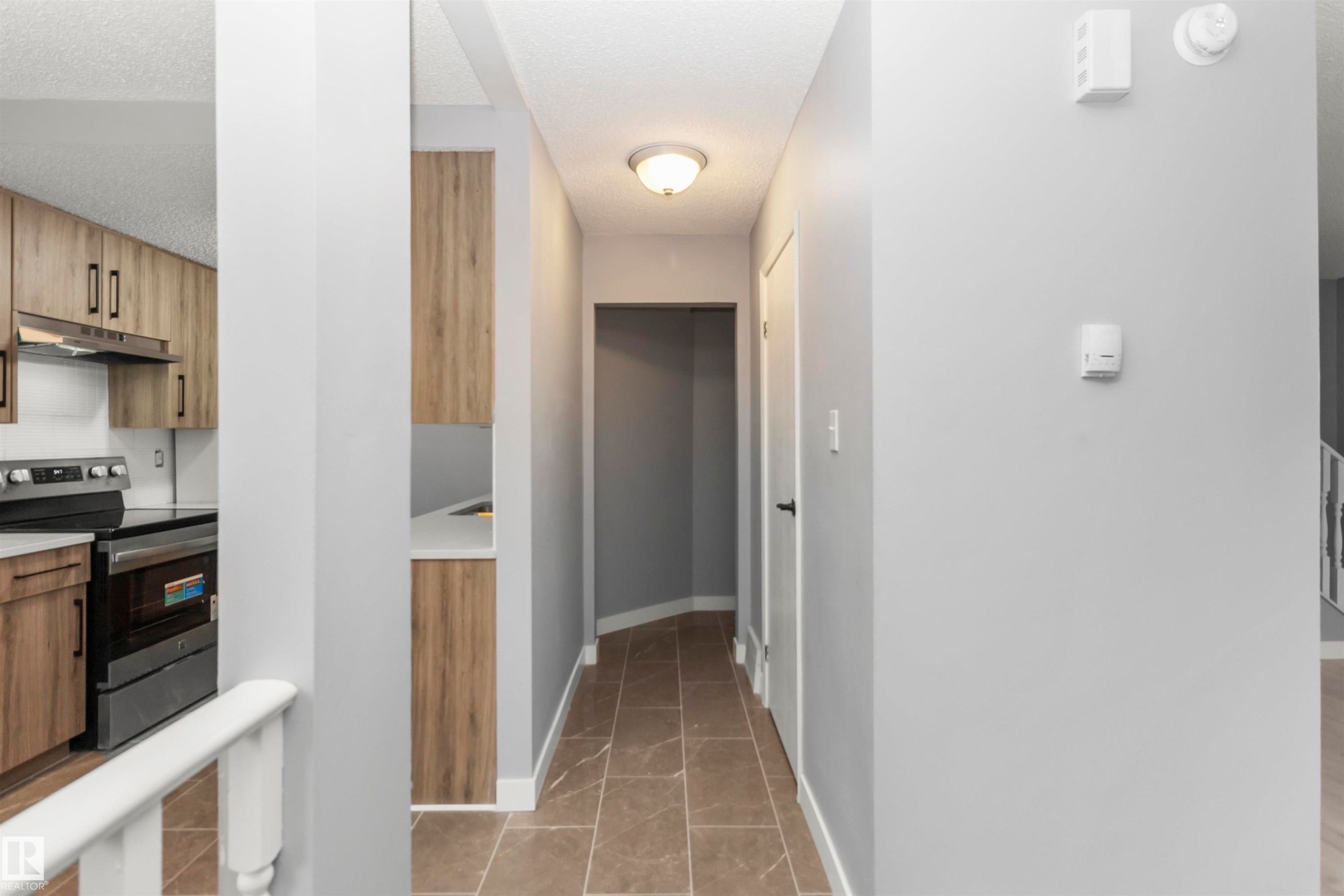 18 Willowdale Place, Edmonton, AB - Indoor