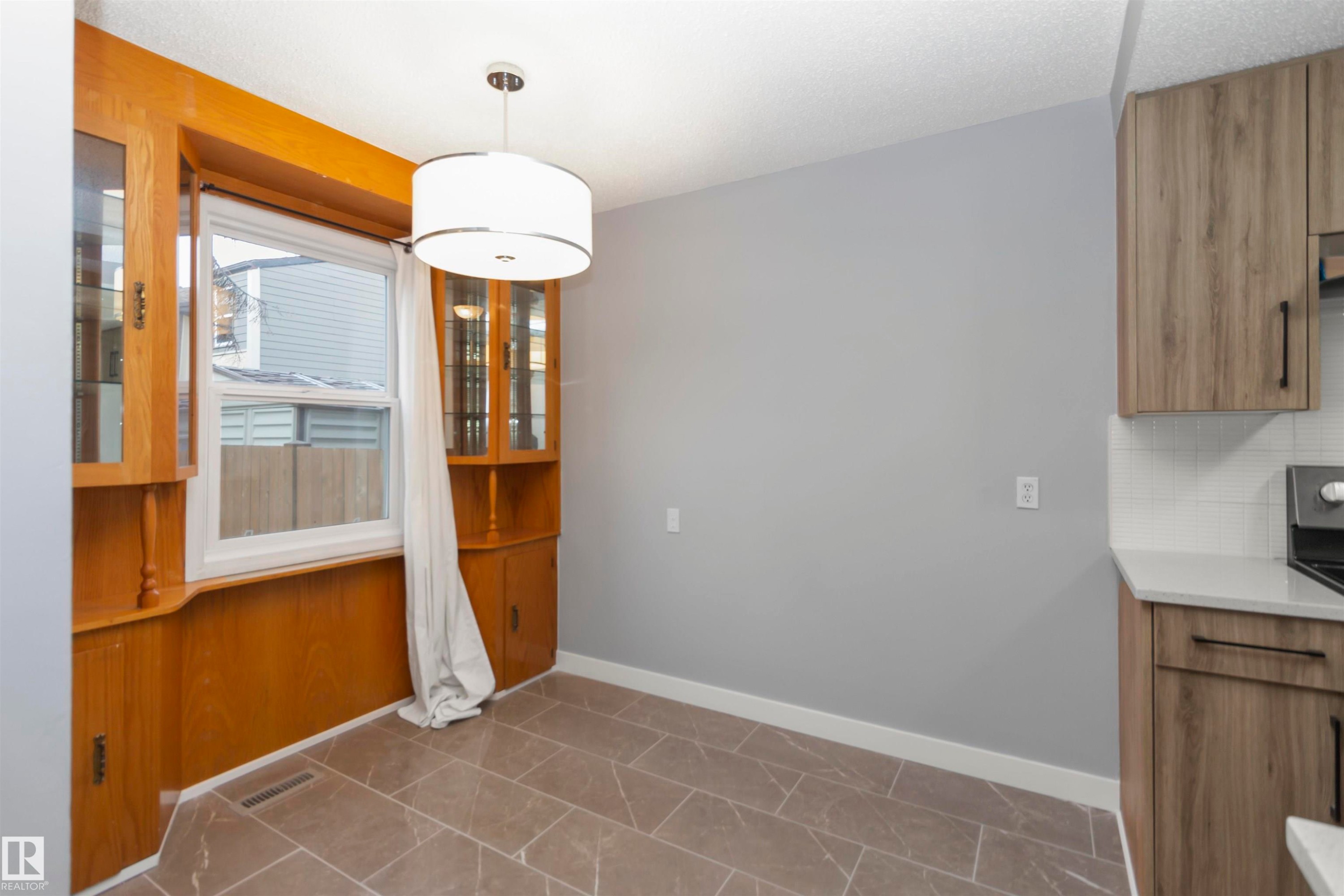 18 Willowdale Place, Edmonton, AB - Indoor