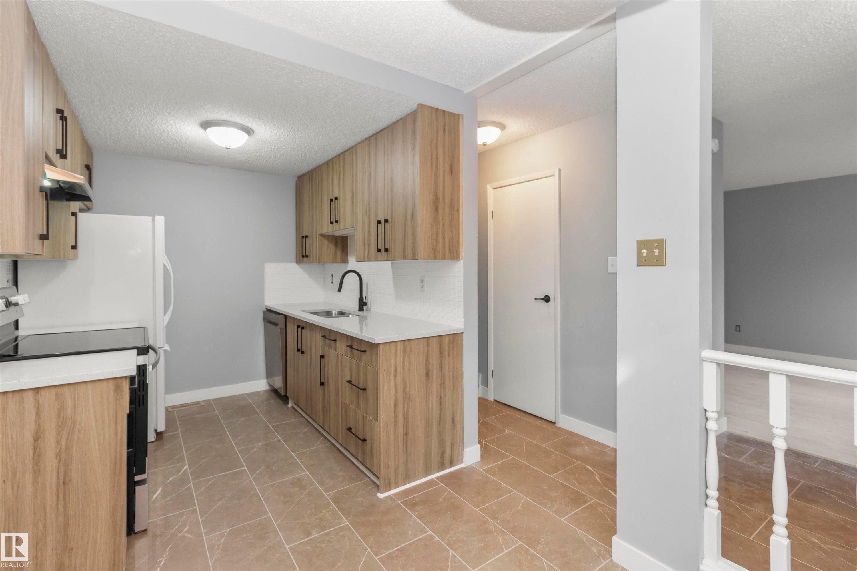 18 Willowdale Place, Edmonton, AB - Indoor Photo Showing Kitchen