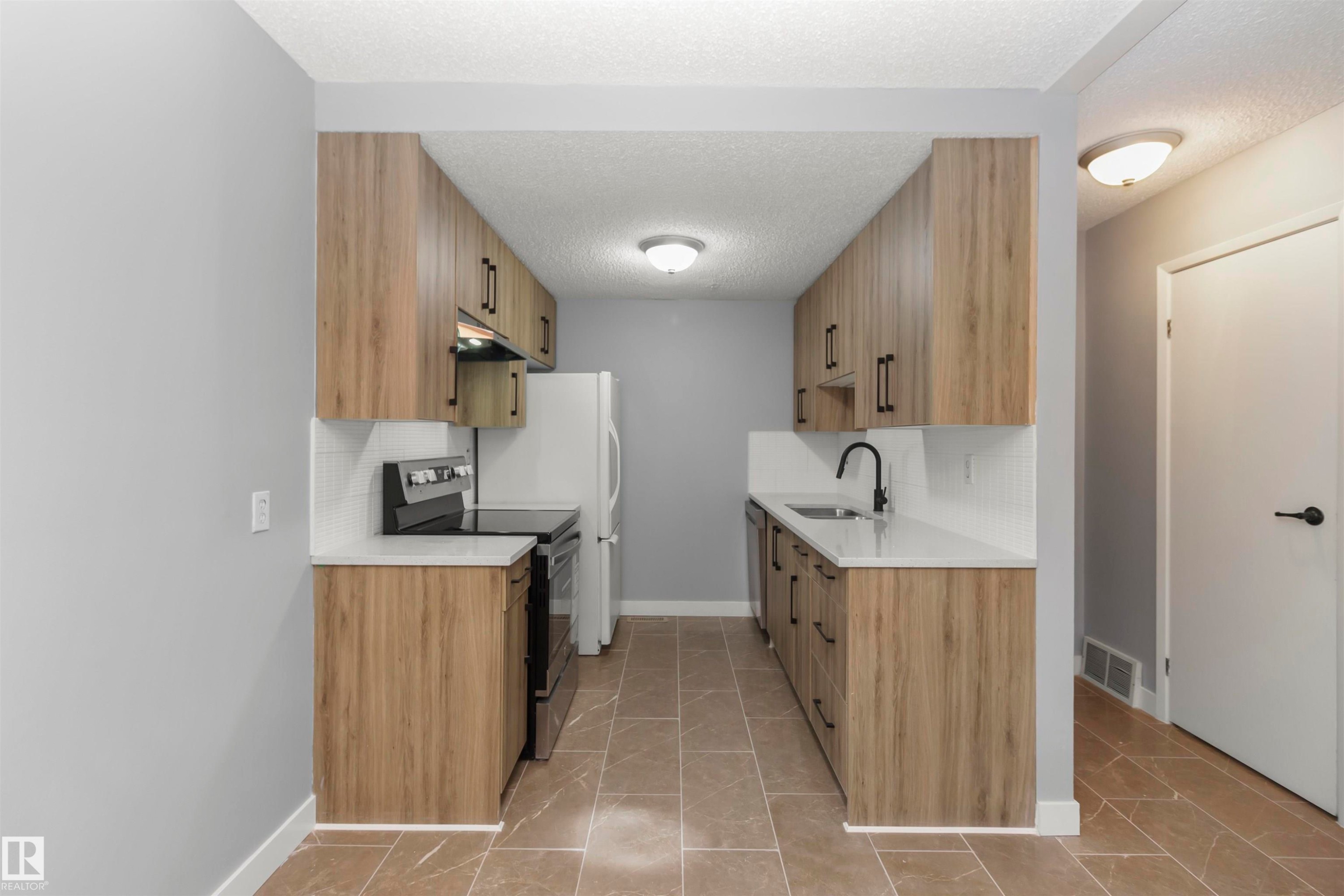 18 Willowdale Place, Edmonton, AB - Indoor Photo Showing Kitchen