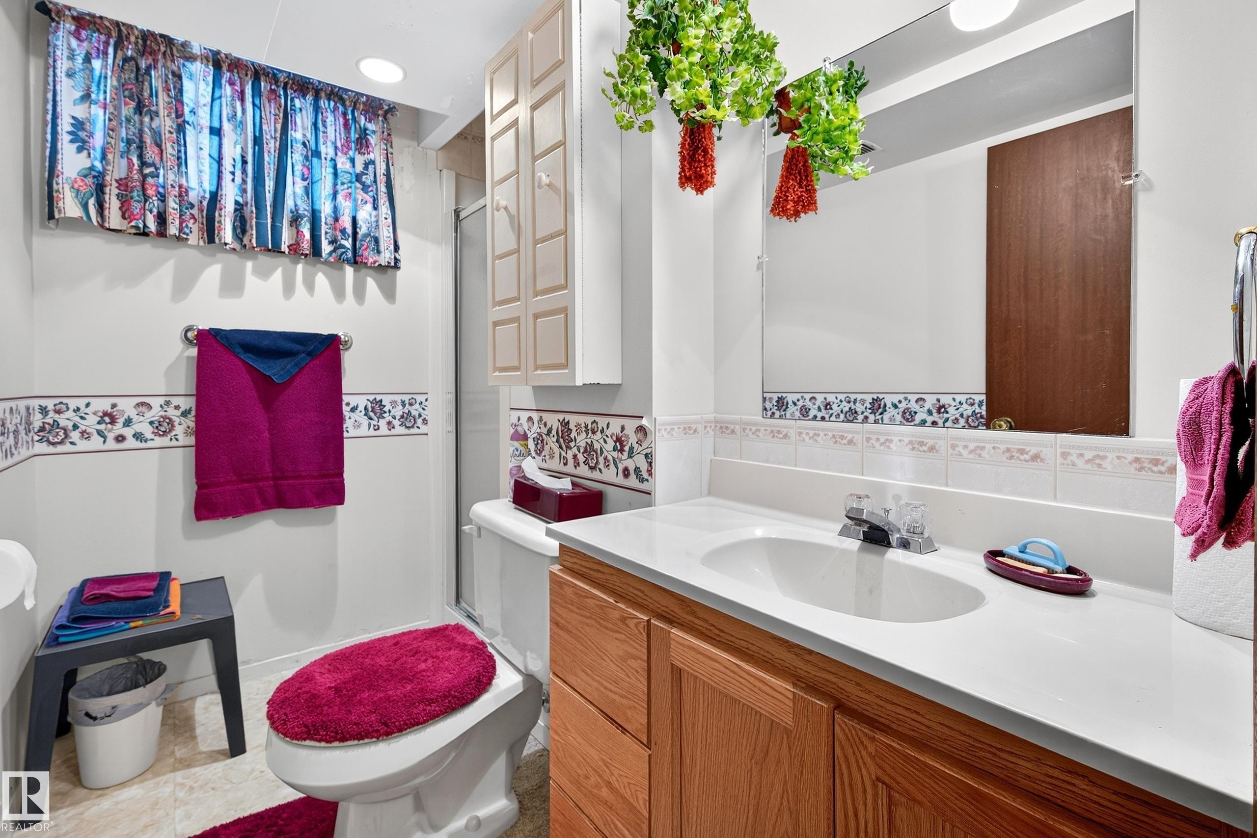 5607 97 Avenue, Edmonton, AB - Indoor Photo Showing Bathroom