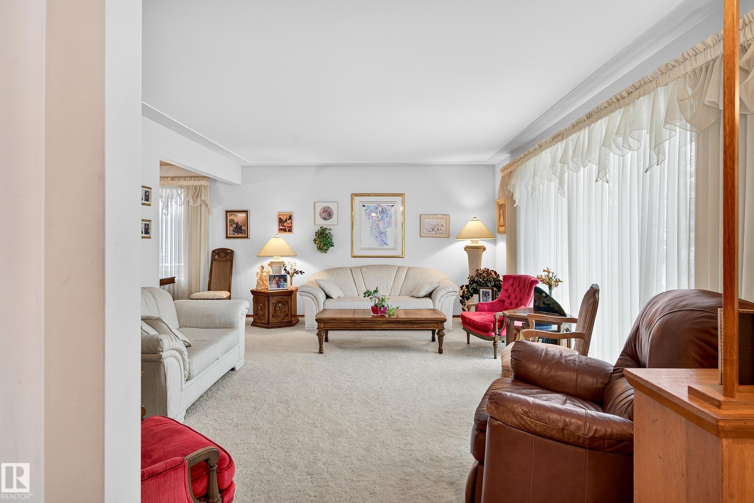 5607 97 Avenue, Edmonton, AB - Indoor Photo Showing Living Room