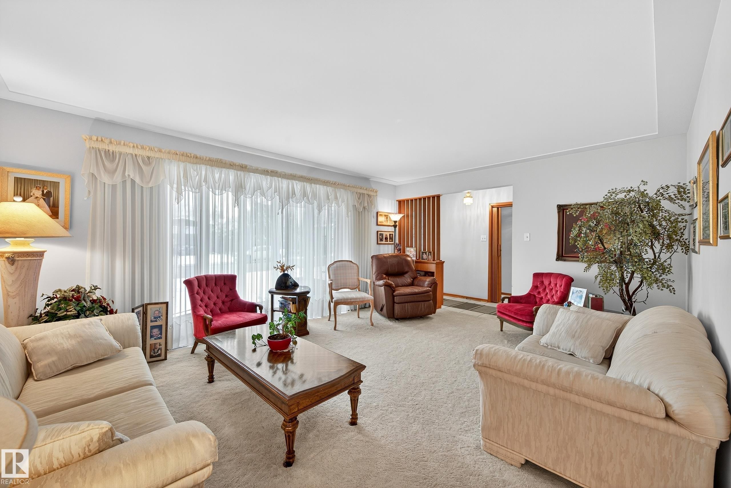 5607 97 Avenue, Edmonton, AB - Indoor Photo Showing Living Room