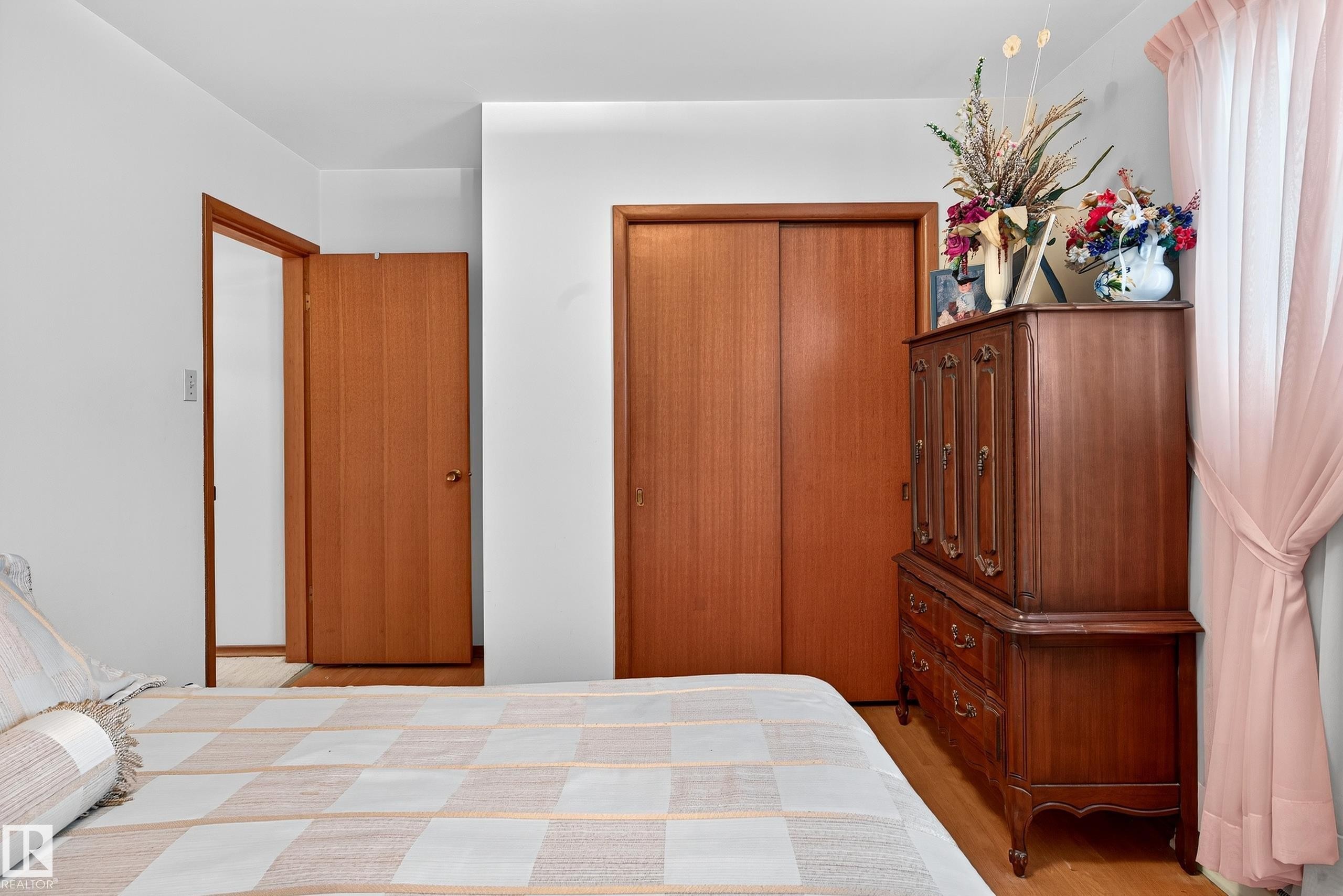 5607 97 Avenue, Edmonton, AB - Indoor Photo Showing Bedroom