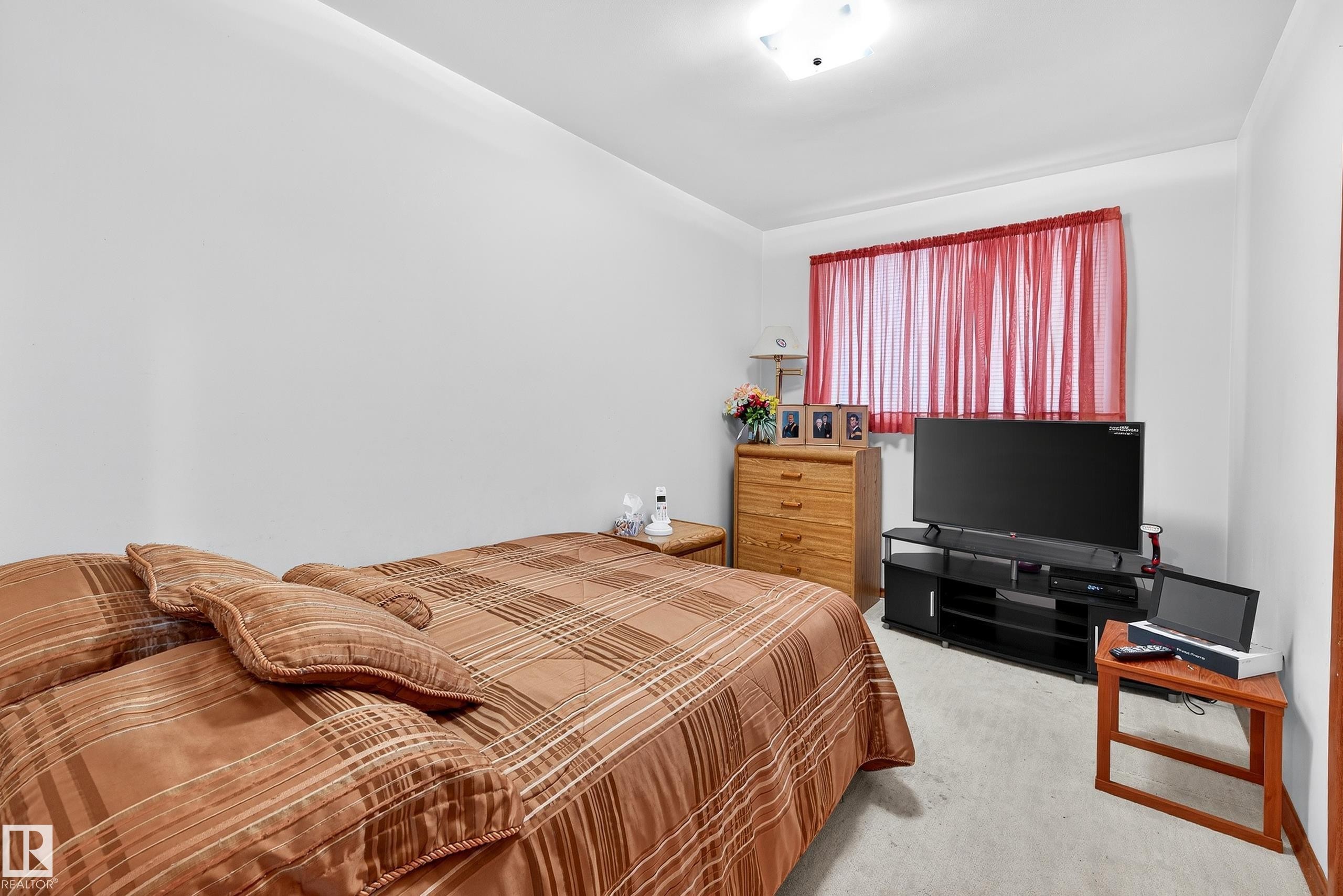 5607 97 Avenue, Edmonton, AB - Indoor Photo Showing Bedroom