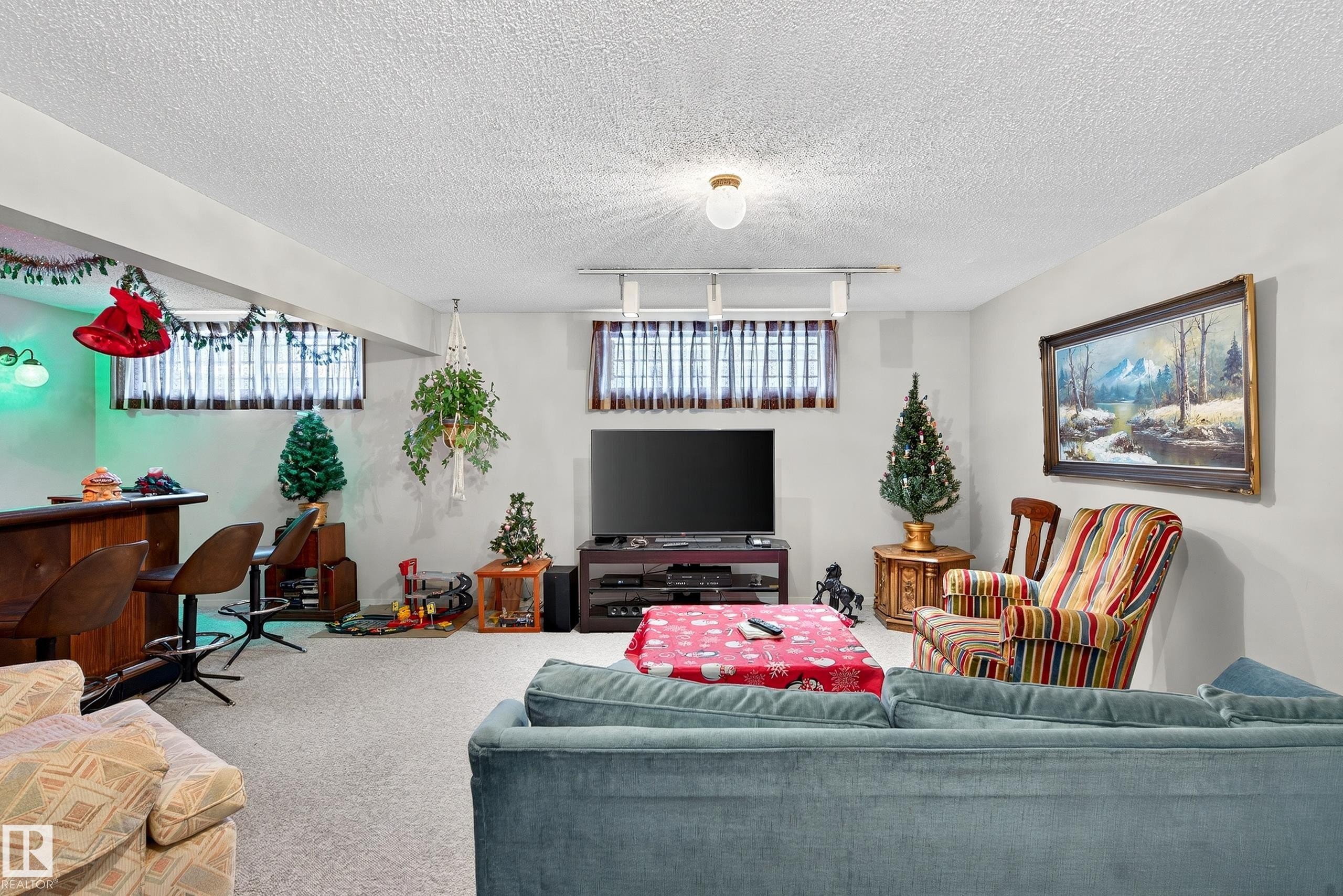 5607 97 Avenue, Edmonton, AB - Indoor Photo Showing Living Room