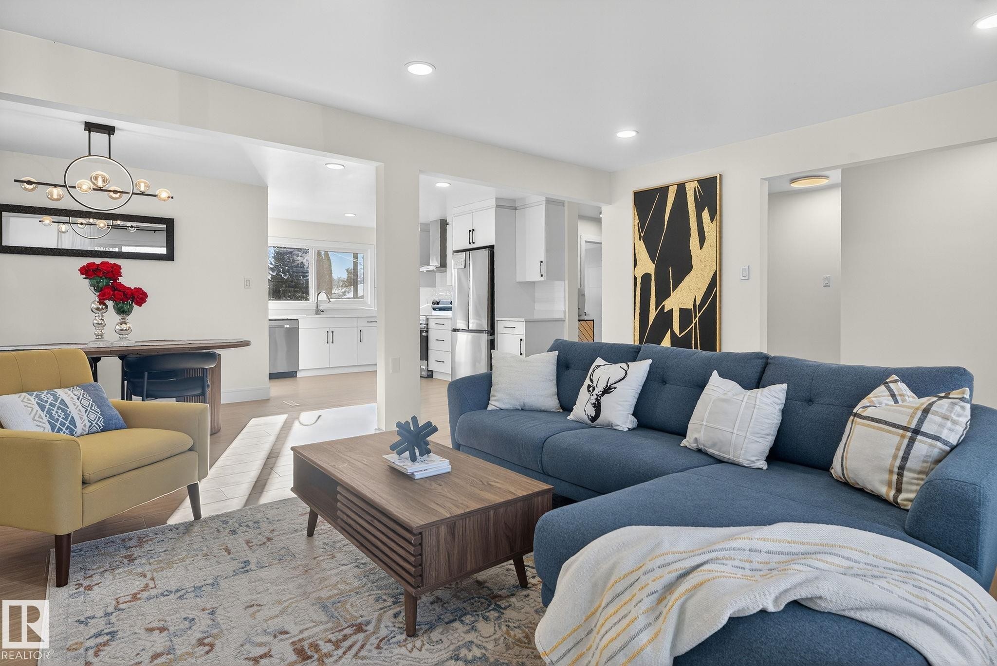 11155 37 Avenue, Edmonton, AB - Indoor Photo Showing Living Room