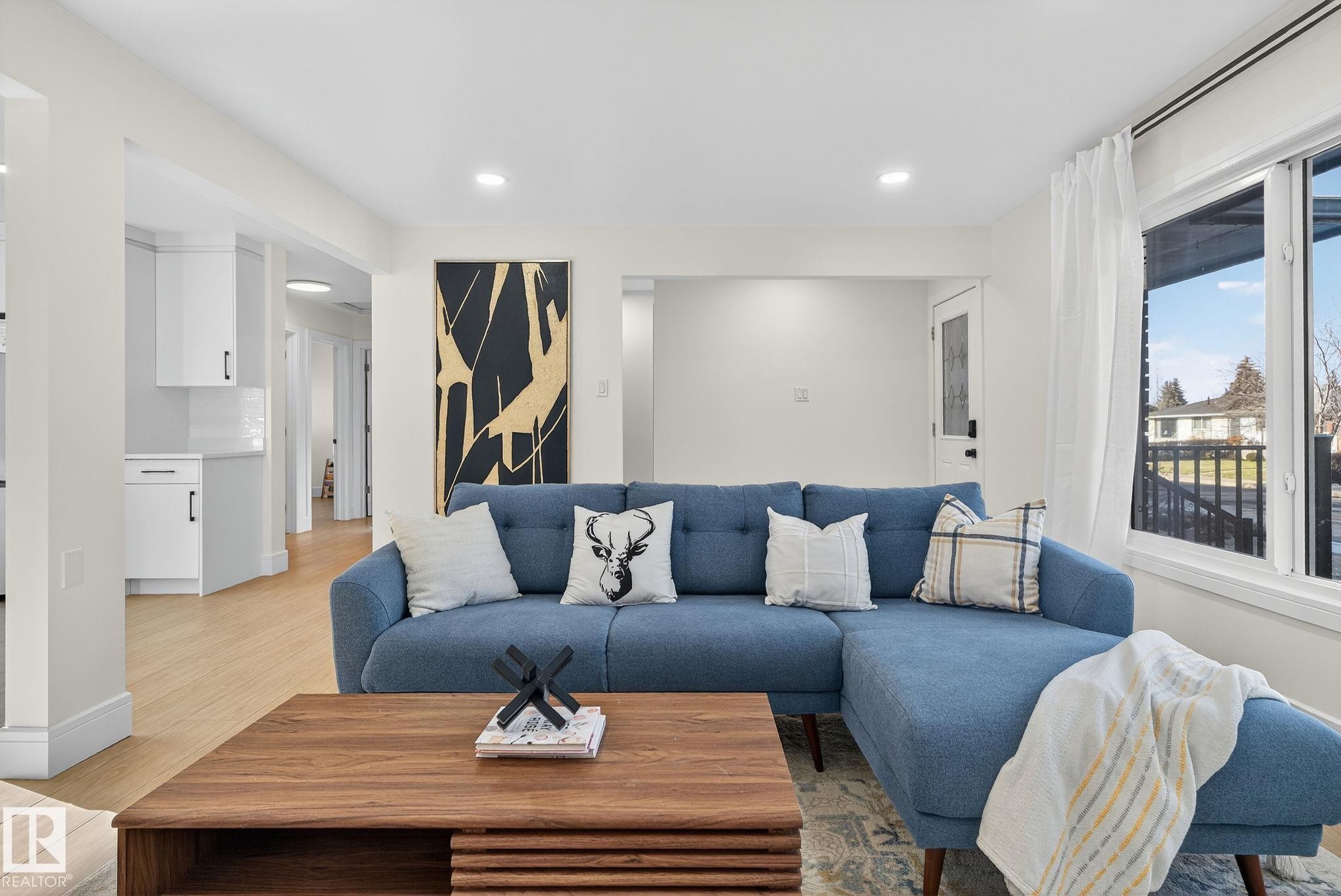 11155 37 Avenue, Edmonton, AB - Indoor Photo Showing Living Room