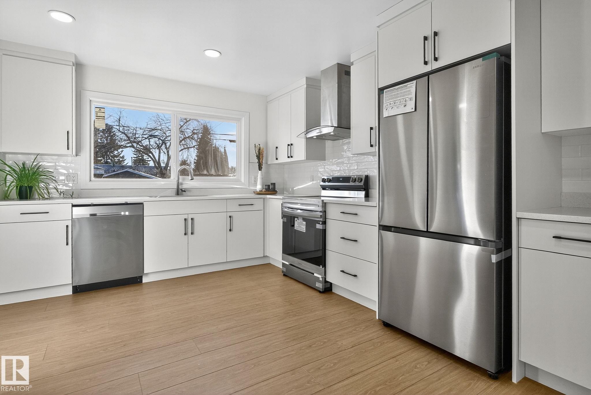 11155 37 Avenue, Edmonton, AB - Indoor Photo Showing Kitchen With Upgraded Kitchen