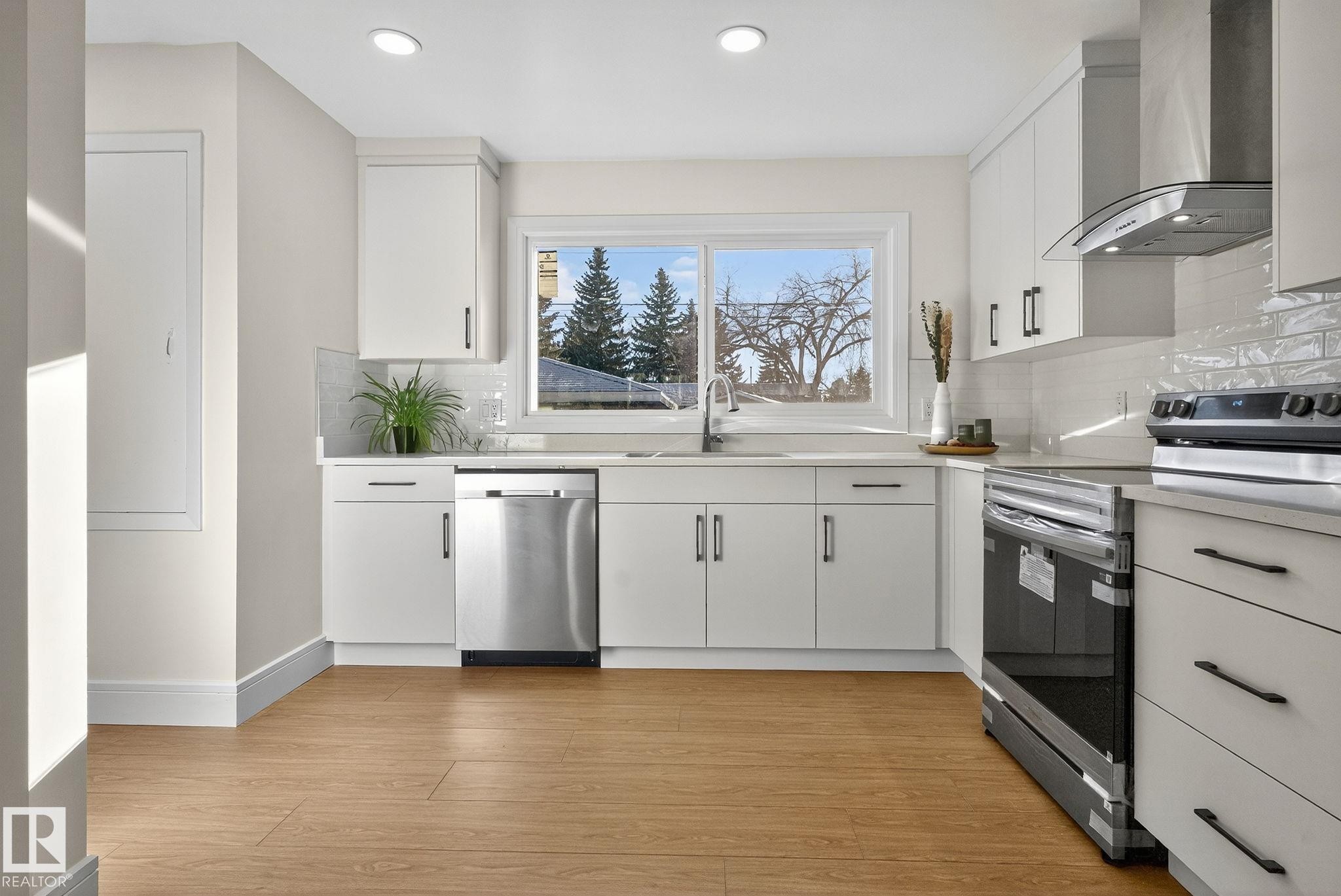 11155 37 Avenue, Edmonton, AB - Indoor Photo Showing Kitchen