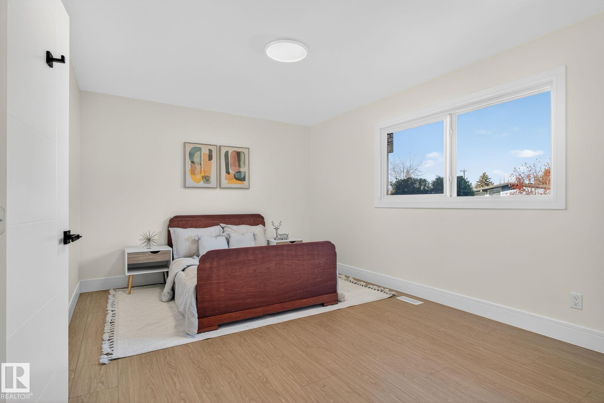 11155 37 Avenue, Edmonton, AB - Indoor