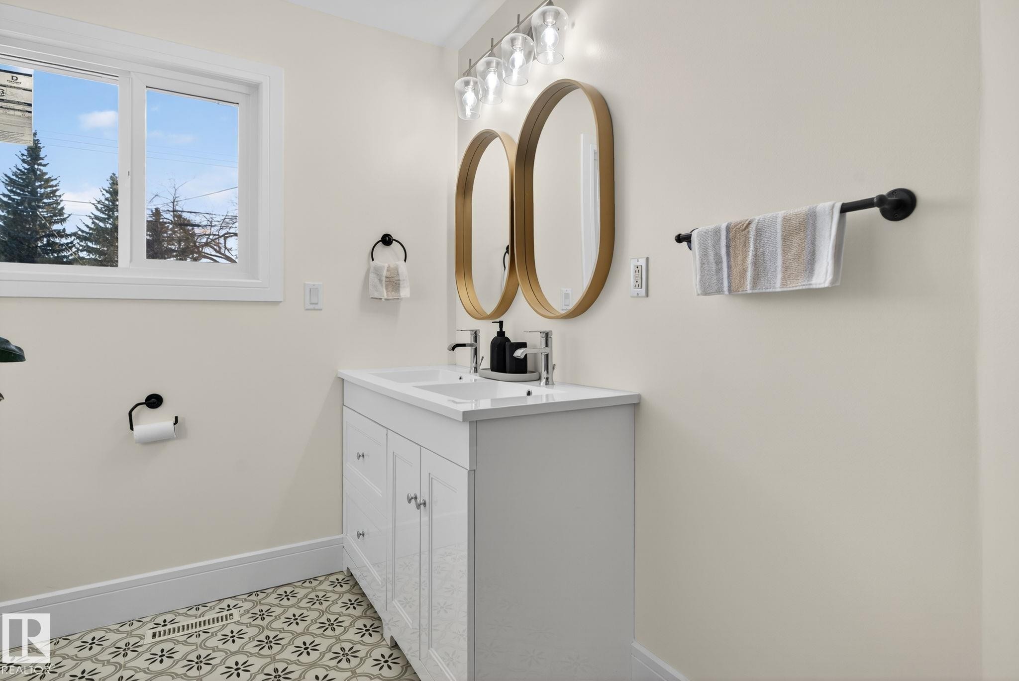 11155 37 Avenue, Edmonton, AB - Indoor Photo Showing Bathroom