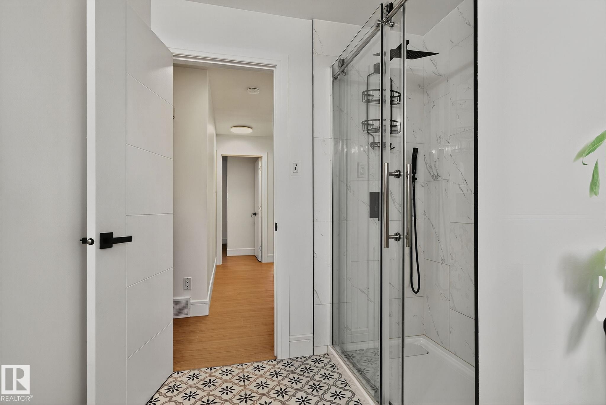 11155 37 Avenue, Edmonton, AB - Indoor Photo Showing Bathroom