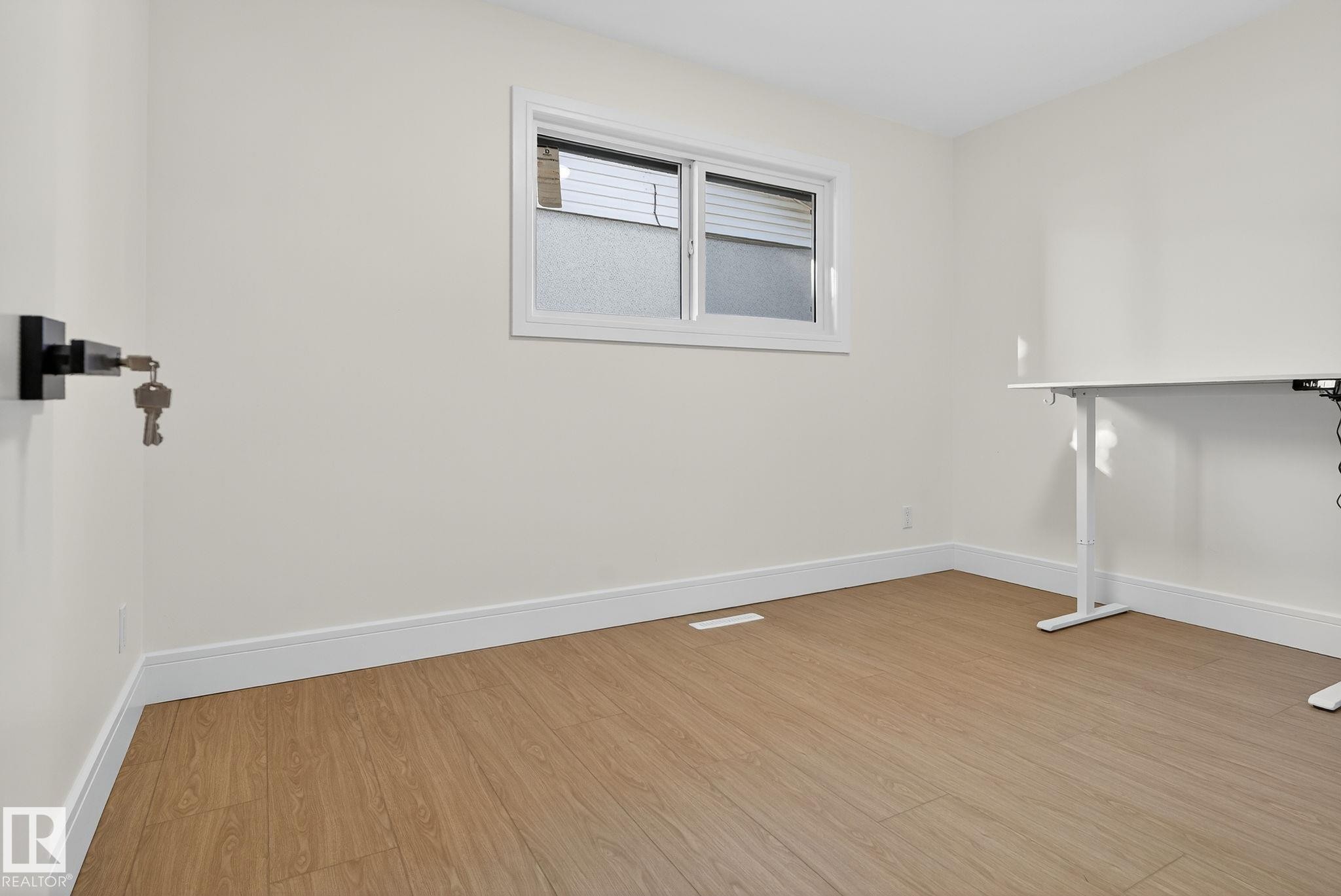 11155 37 Avenue, Edmonton, AB - Indoor Photo Showing Other Room