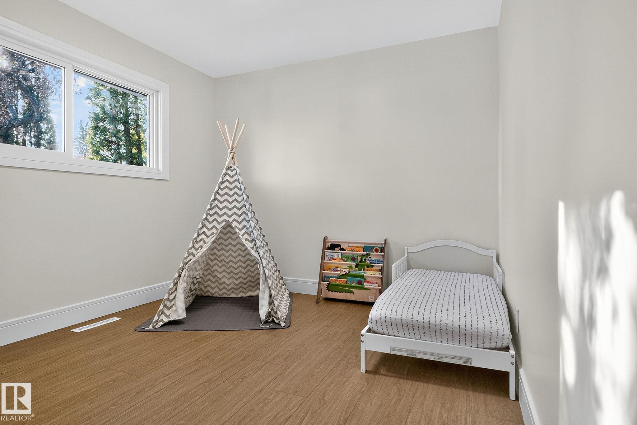 11155 37 Avenue, Edmonton, AB - Indoor