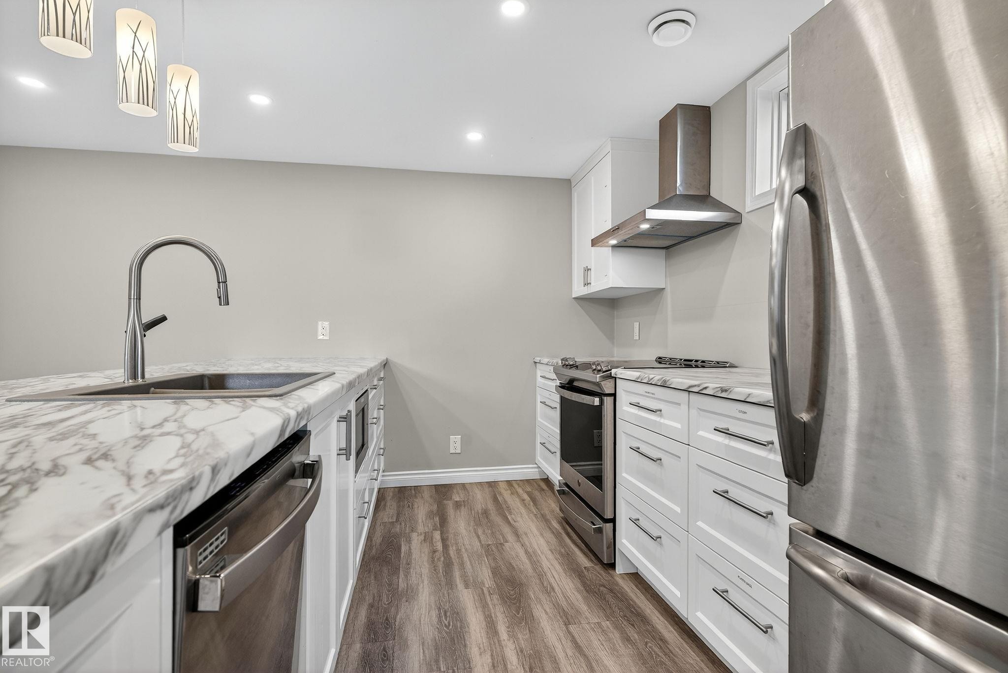 11155 37 Avenue, Edmonton, AB - Indoor Photo Showing Kitchen With Upgraded Kitchen