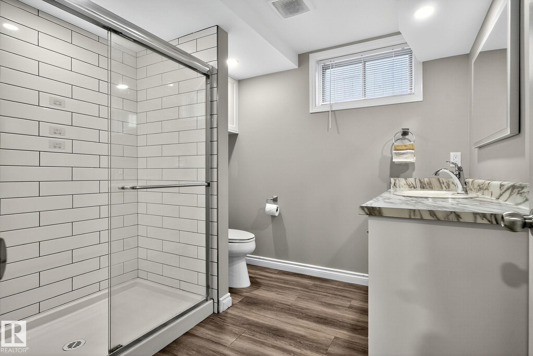 11155 37 Avenue, Edmonton, AB - Indoor Photo Showing Bathroom
