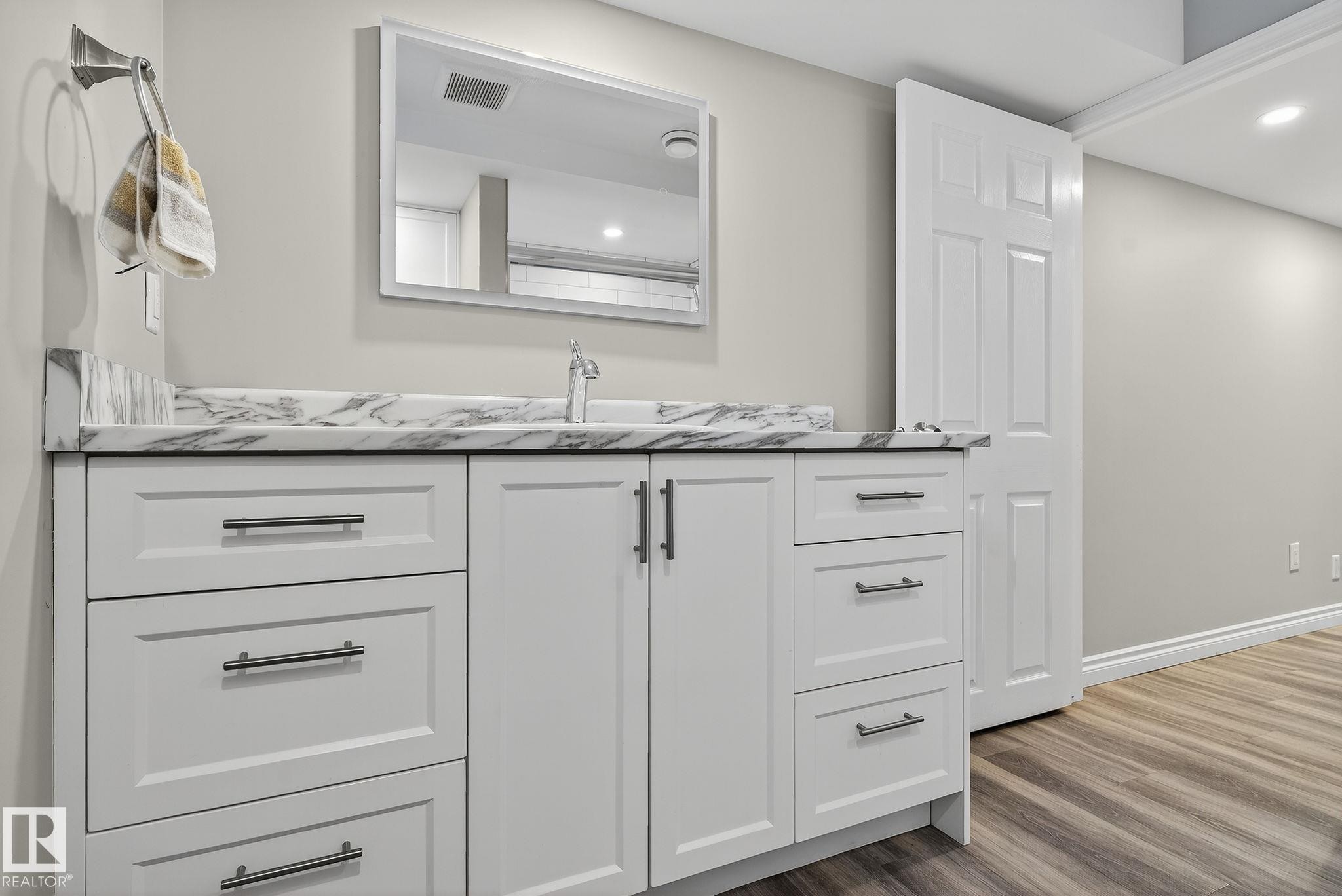 11155 37 Avenue, Edmonton, AB - Indoor