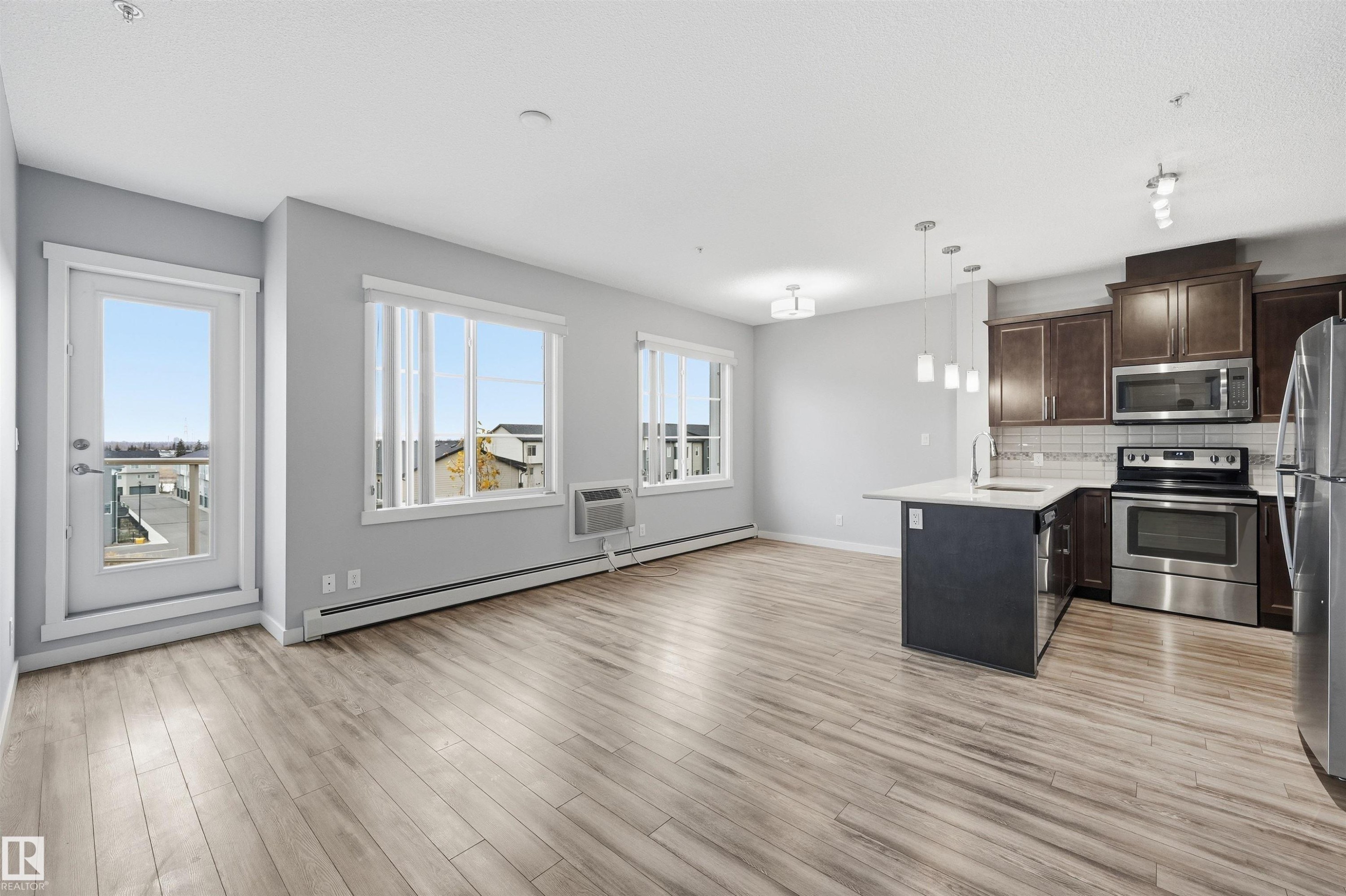414 812 Welsh Drive, Edmonton, AB - Indoor Photo Showing Kitchen With Stainless Steel Kitchen With Upgraded Kitchen