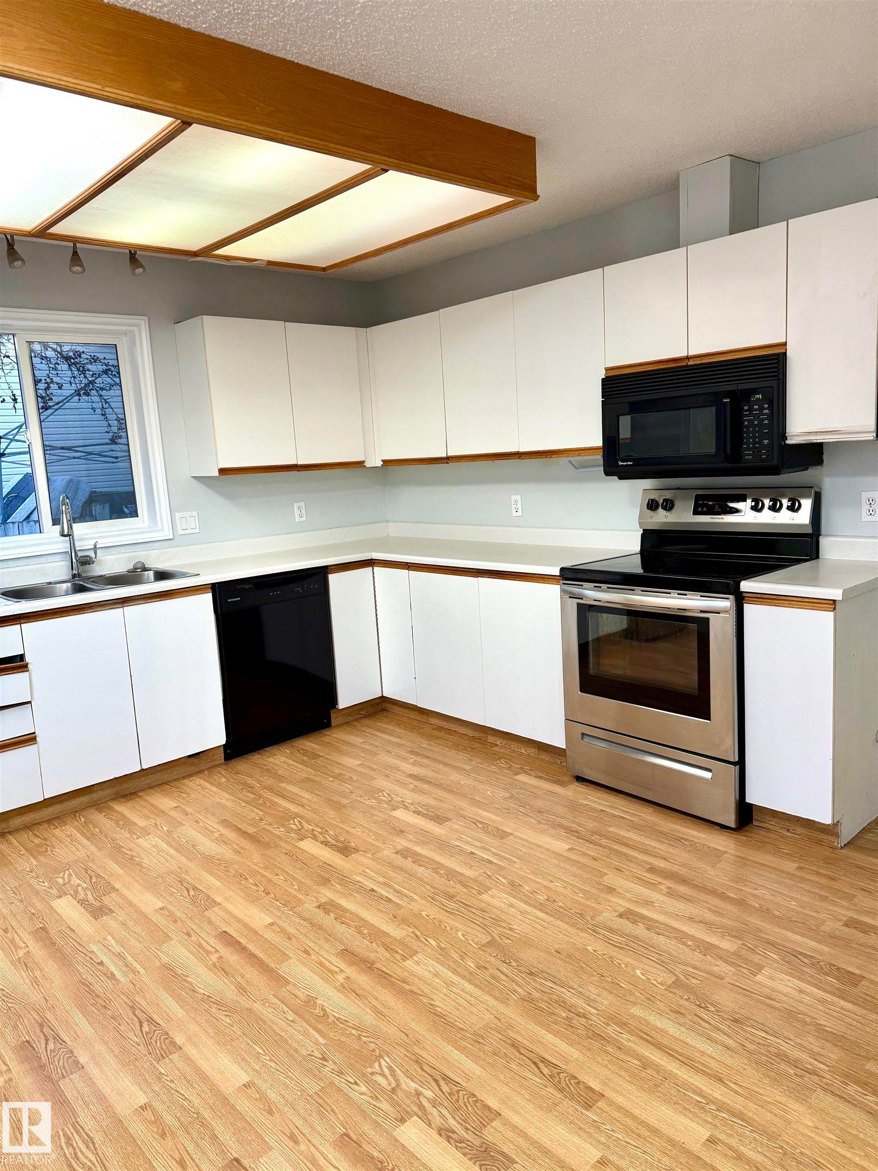 1480 Jefferys Crescent, Edmonton, AB - Indoor Photo Showing Kitchen With Double Sink