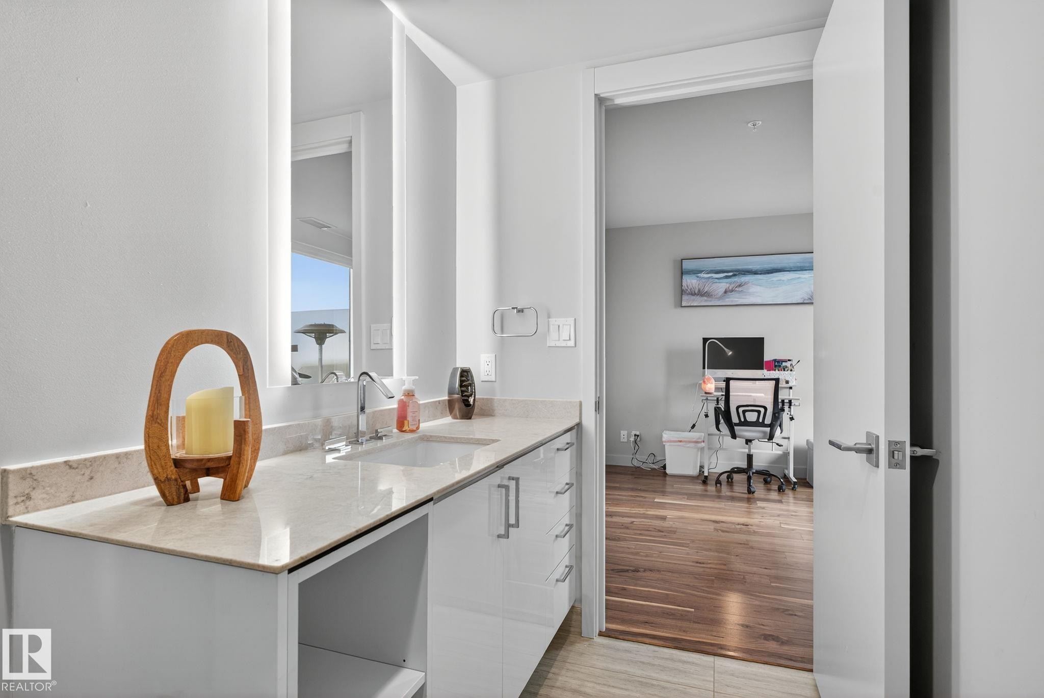 4206 10360 102 Street, Edmonton, AB - Indoor