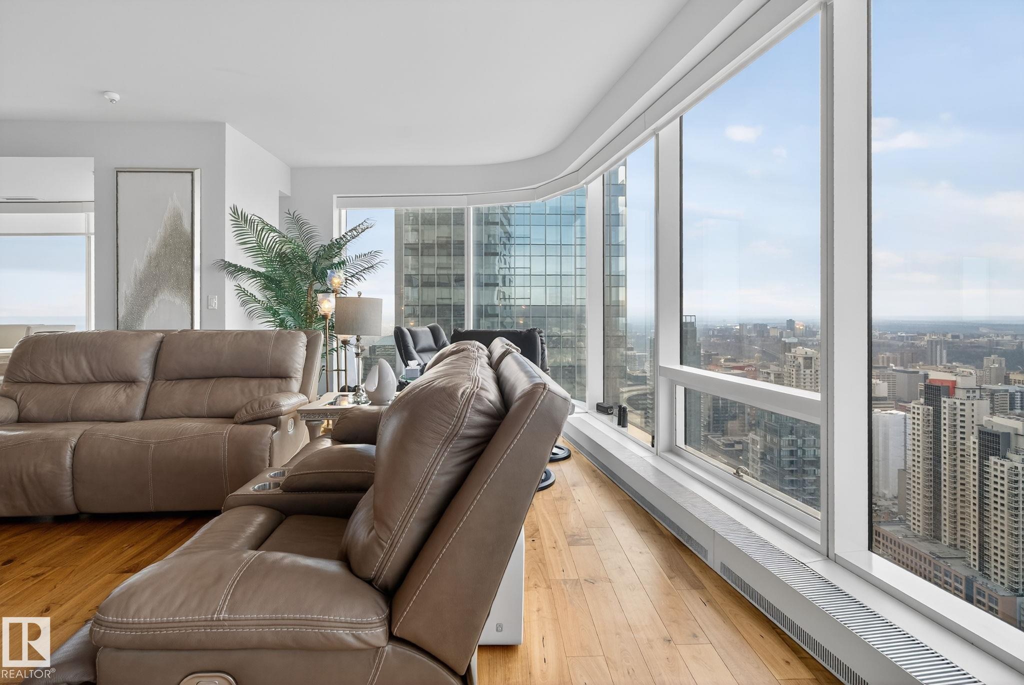4206 10360 102 Street, Edmonton, AB - Indoor Photo Showing Living Room