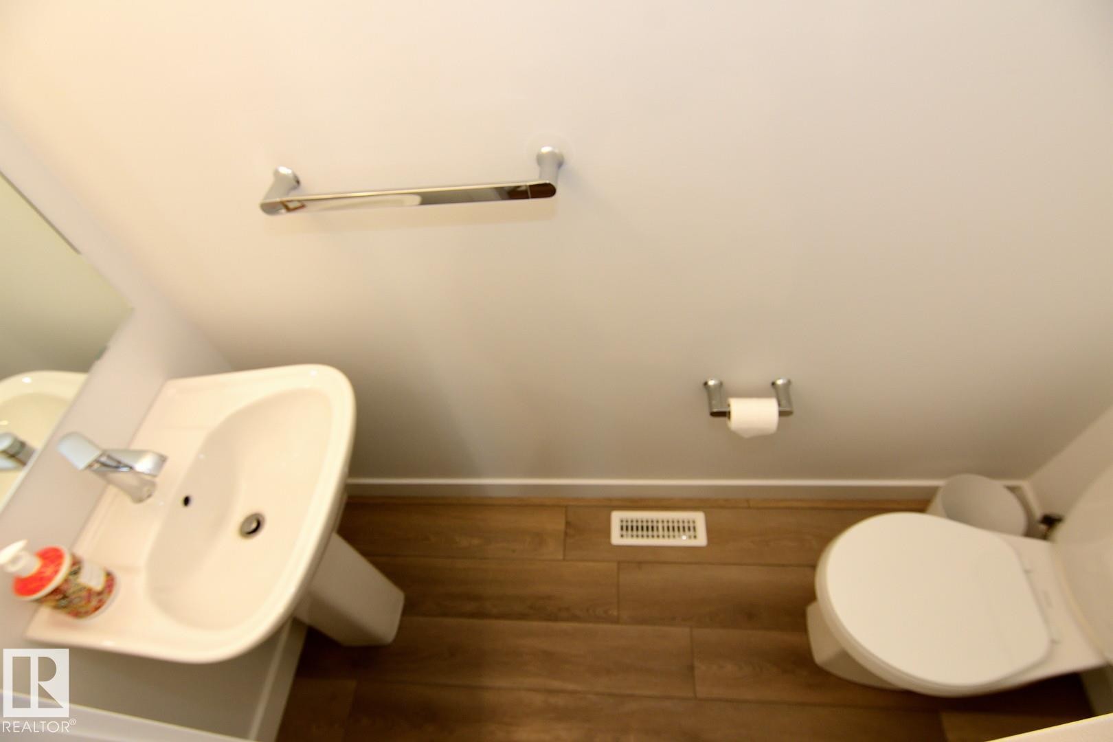 33 1910 Collip View, Edmonton, AB - Indoor Photo Showing Bathroom