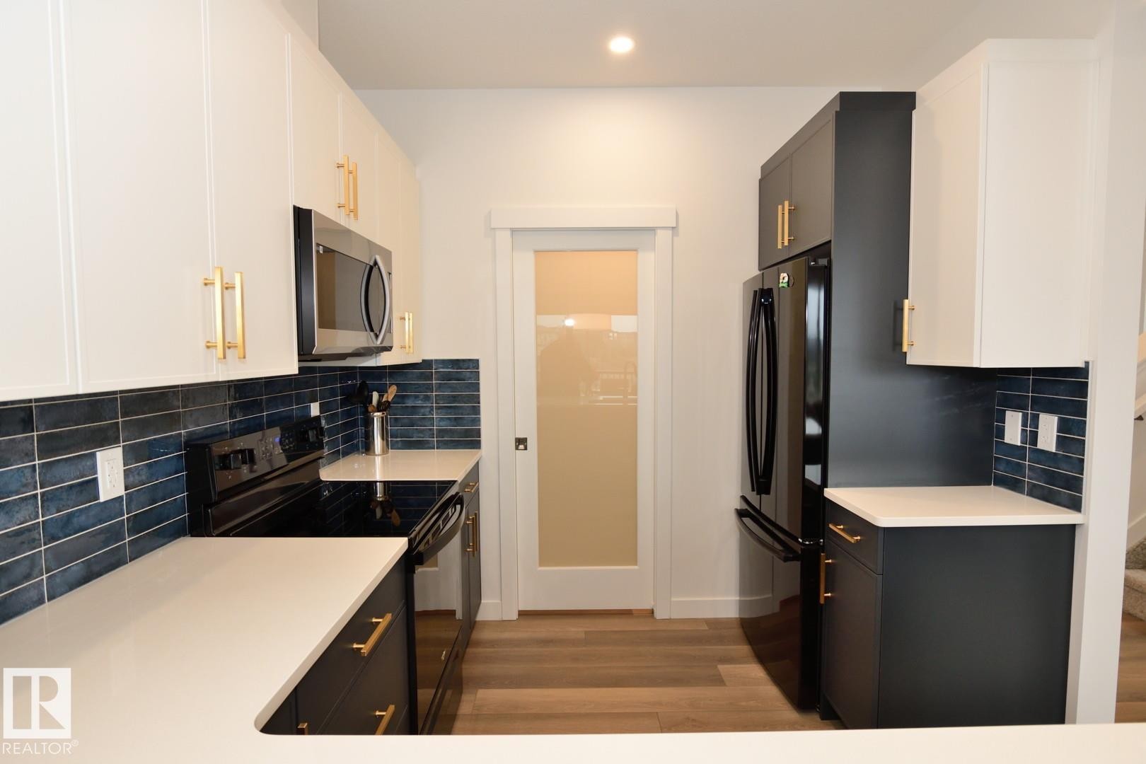 33 1910 Collip View, Edmonton, AB - Indoor Photo Showing Kitchen