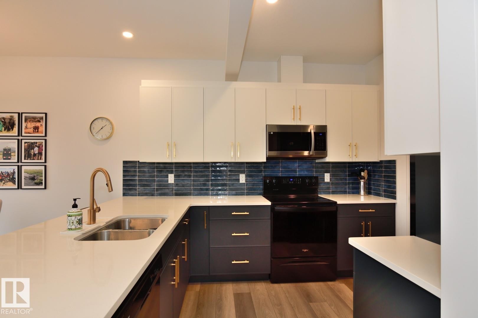 33 1910 Collip View, Edmonton, AB - Indoor Photo Showing Kitchen With Double Sink