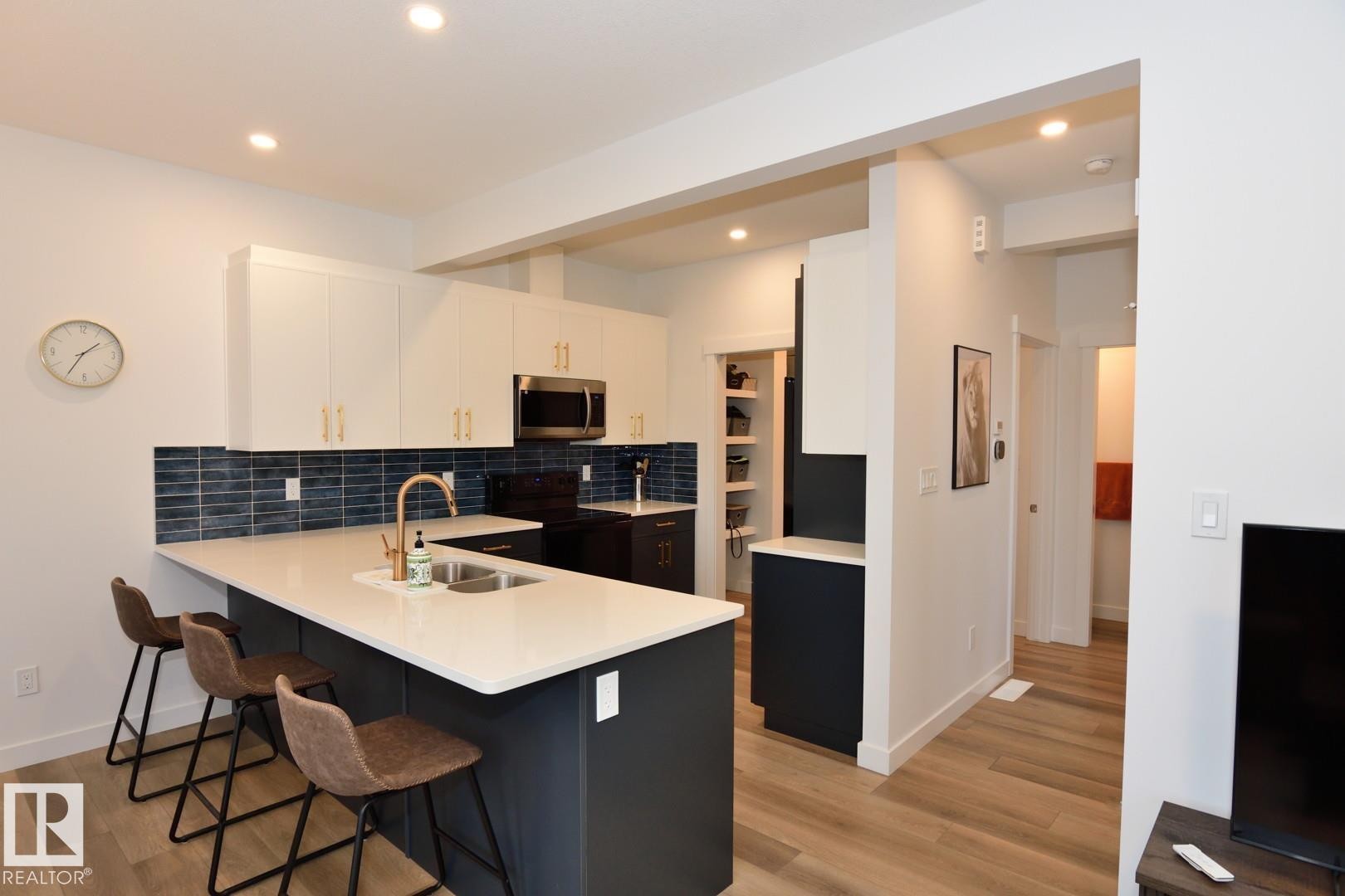 33 1910 Collip View, Edmonton, AB - Indoor Photo Showing Kitchen With Double Sink
