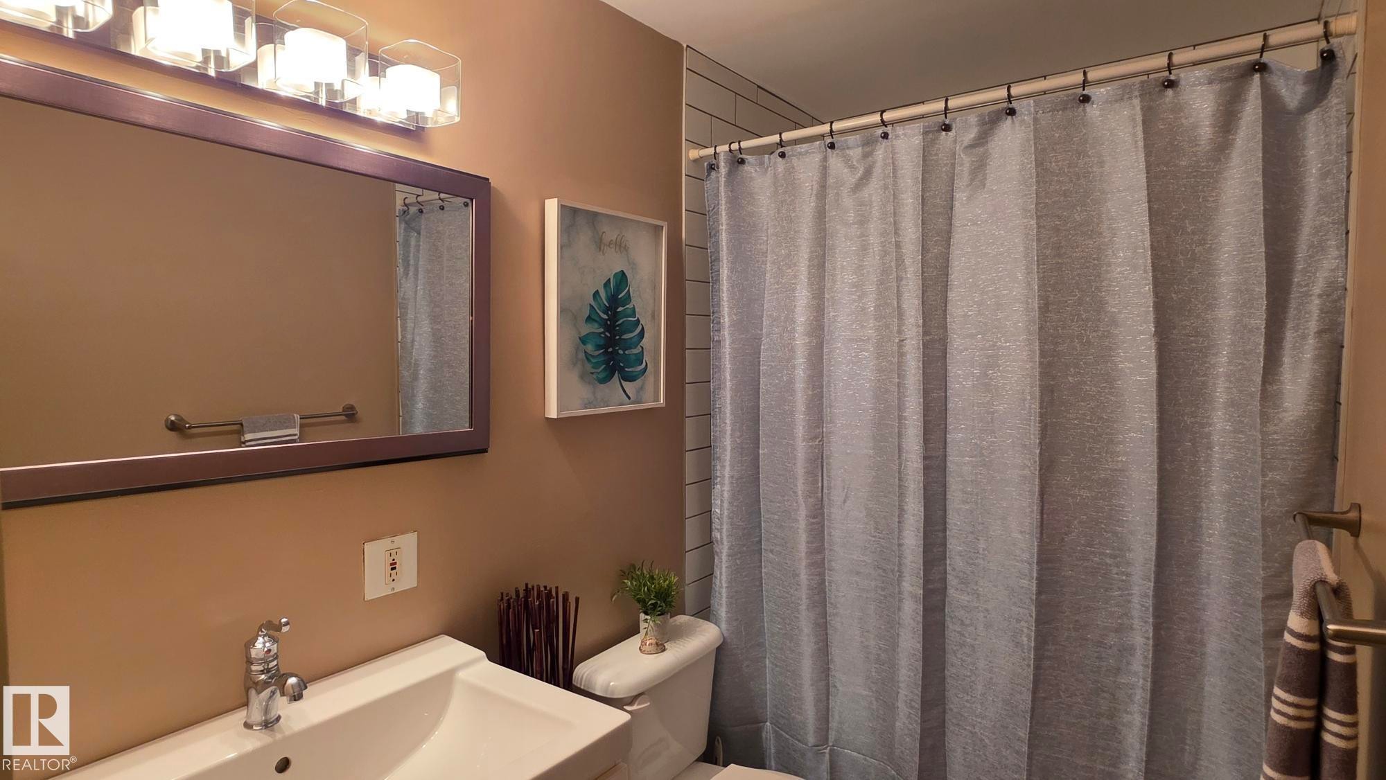 Edmonton, AB - Indoor Photo Showing Bathroom