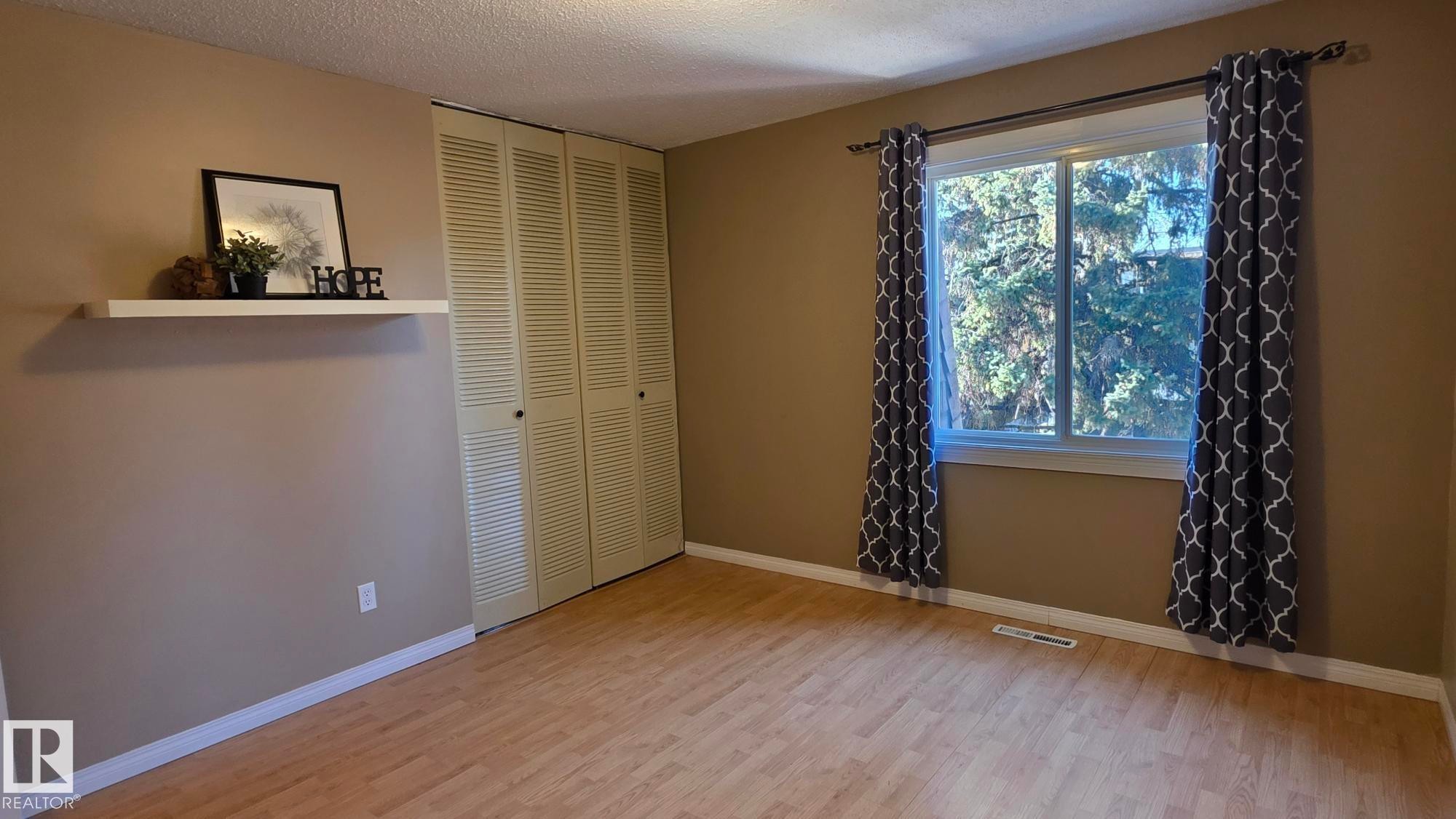 Edmonton, AB - Indoor Photo Showing Other Room