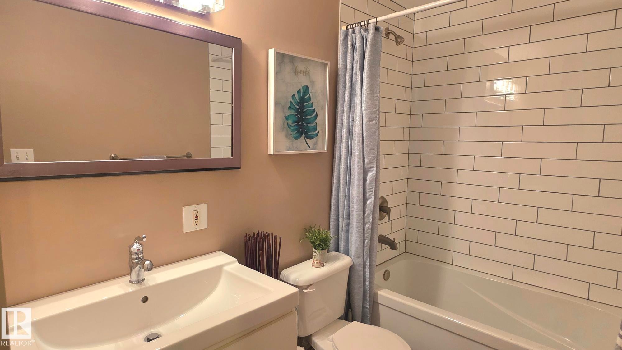 Edmonton, AB - Indoor Photo Showing Bathroom