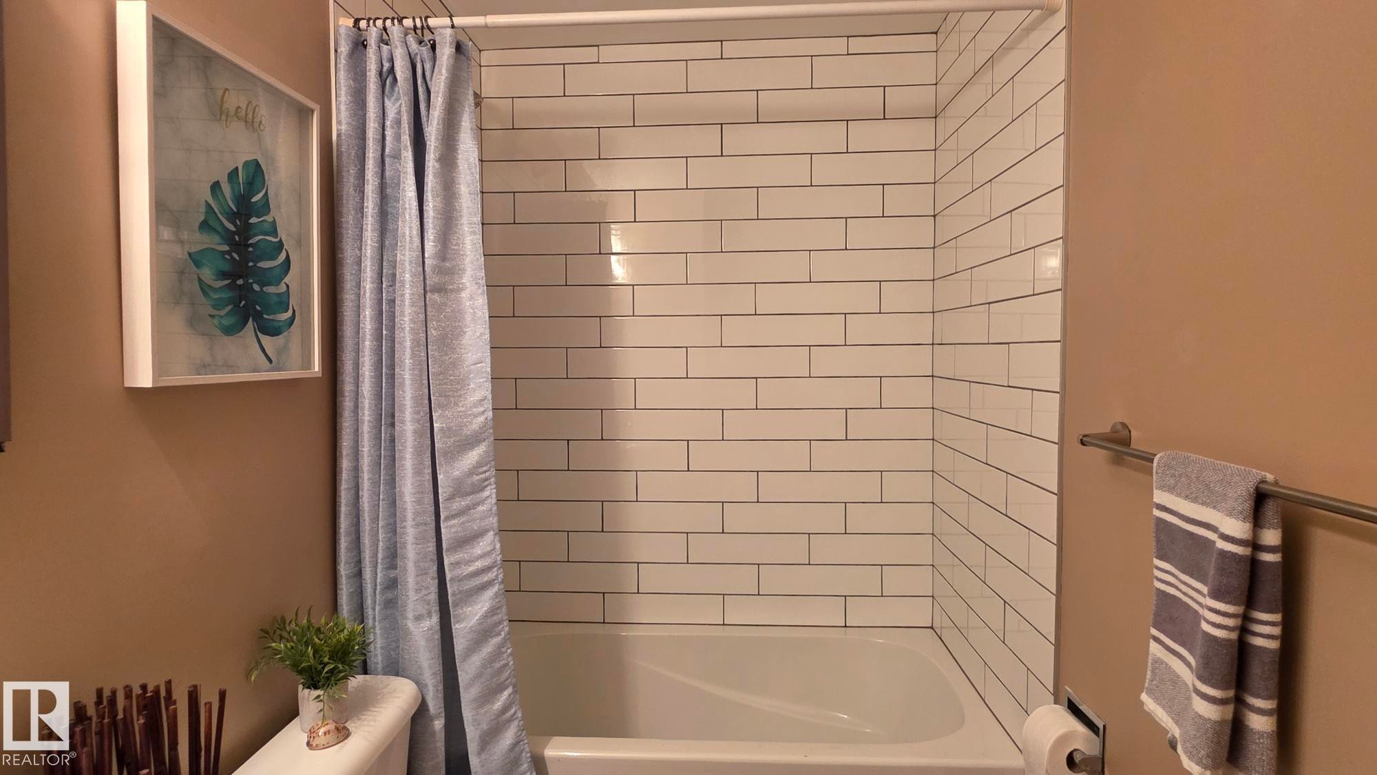 Edmonton, AB - Indoor Photo Showing Bathroom