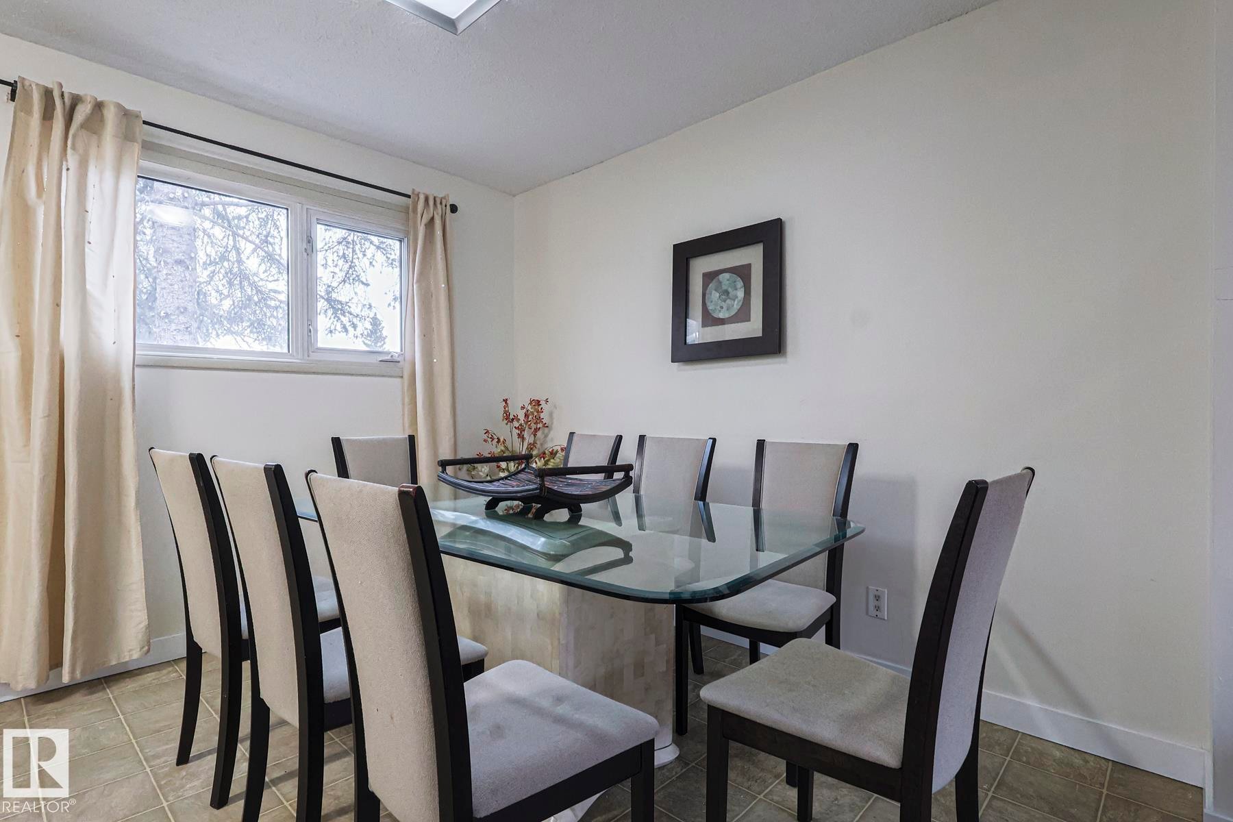 Dining space with light tile patterned floors and baseboards - 51 Belmead Gardens, Edmonton, AB - Indoor Photo Showing Dining Room