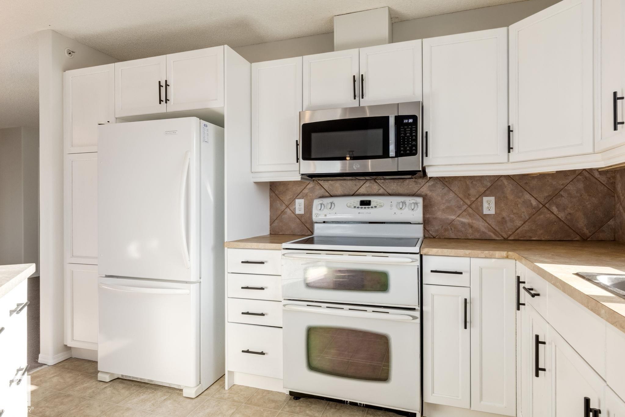 443 279 Suder Greens Drive, Edmonton, AB - Indoor Photo Showing Kitchen