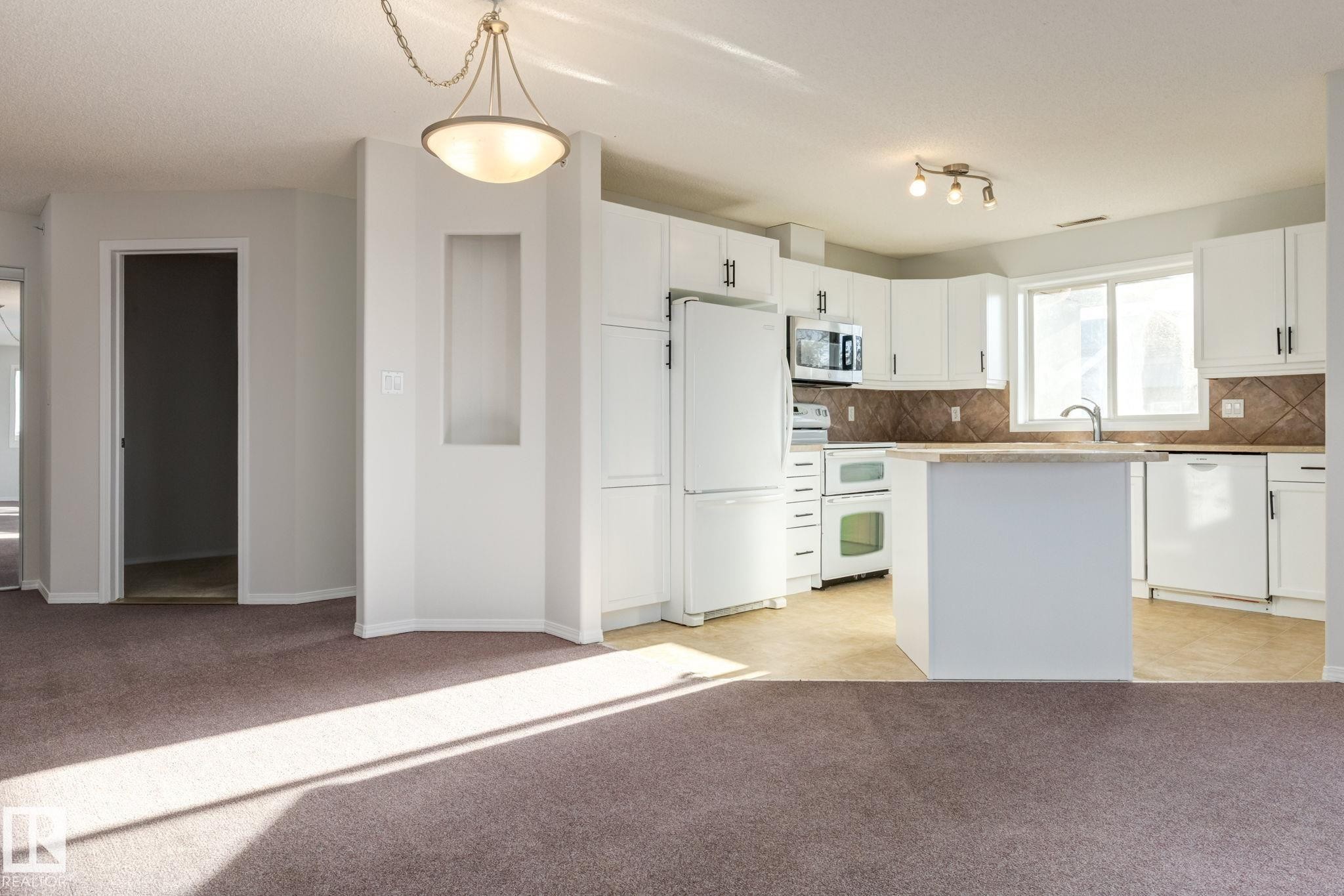 443 279 Suder Greens Drive, Edmonton, AB - Indoor Photo Showing Kitchen