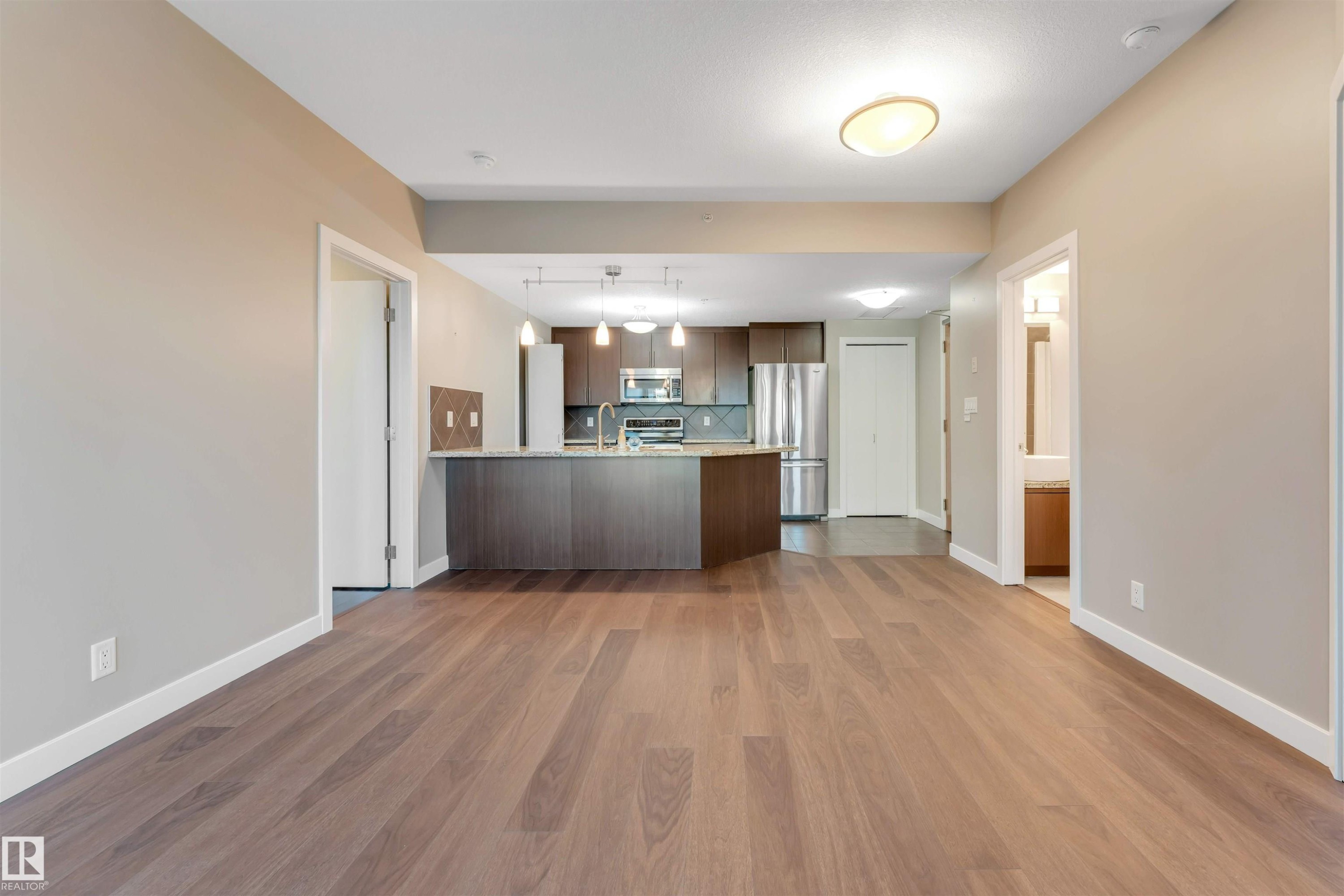807 10055 118 Street, Edmonton, AB - Indoor